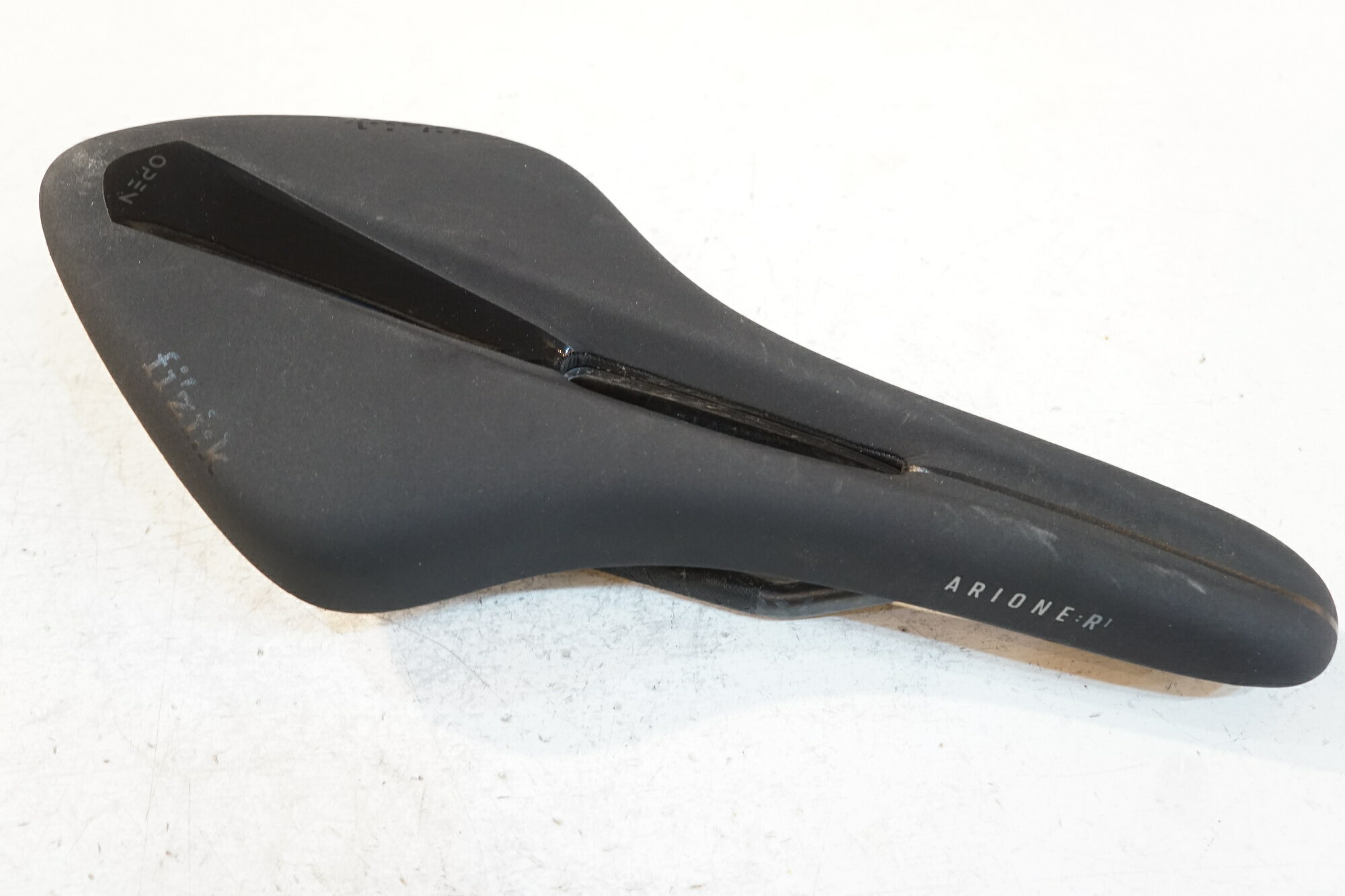 ■状態・使用に伴う小キズ、ヨゴレ等がございます。【付属品】※画像に掲載している物で全てでございます。※商品の一部でも画像に無いものは欠品となり、返品返金は致しかねます為ご注意ください。　 ■注意事項【在庫について】 在庫管理は細心の注意を払い行なっておりますが、システムの都合により在庫有と表記の商品につきましても、実在庫の反映との時間差により在庫が無い場合がございます。弊社はそれに伴う全てにおいて一切の責任は負いかねます事、何卒ご了承くださいませ。ご注文頂きました商品のご用意が出来かねました場合は、お電話とメールにてキャンセルご承諾お願いのご連絡をさせて頂きます。【掲載画像について】撮影方法やお客様の閲覧環境により、実際の商品とは違った色の見え方となる場合がございます。上記理由による返品、変更、キャンセルは一切お受け致しかねますまたシステム等の不備により、商品ページに別商品が含まれている、別カラー・仕様が掲載されている、商品情報に誤表記がある場合がございますご不明点がございましたら必ずご注文前にお問い合わせくださいませ。