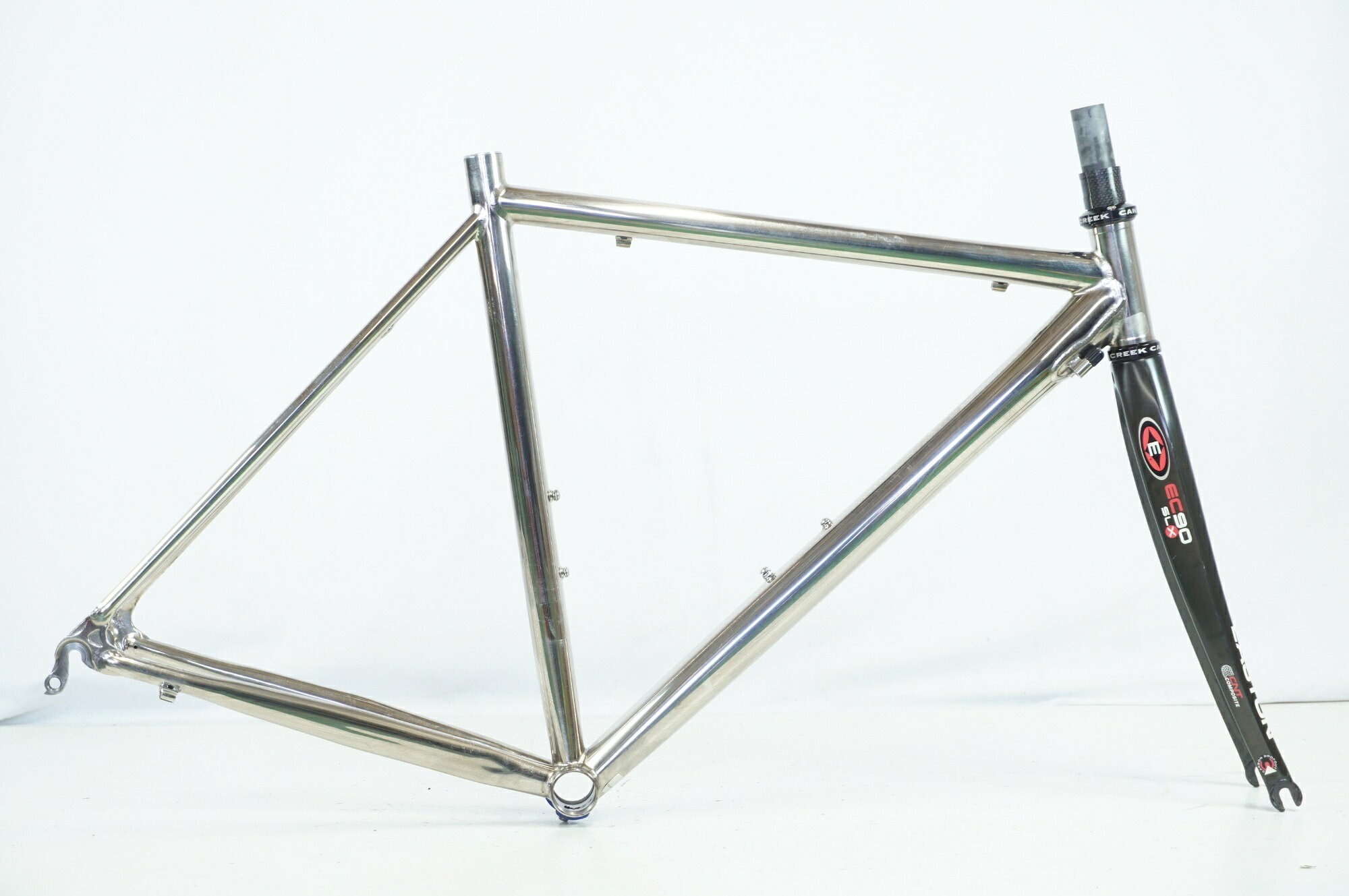 ■商品情報 サイズ：不明 トップ長(C-C)：約500mm (水平換算)(実測) シート長(C-T)：約520mm (実測) ヘッド長：約100mm (実測) 適応身長：約165-170cm (目安) 重量：約1860g フレーム：チタン フォーク：カーボン ジャンル：ロードバイク コラム長：約83mm (+ヘッドカバー厚約14mm) エンド幅 F：100mm エンド幅 R：130mm 対応ブレーキ：リムブレーキ ホイールサイズ：700C BB規格：BSA 68mm JIS シートポスト径：27.0mm(実測) その他付属品：なし (掲載されている画像の物が全てになります) ■状態 ・使用に伴う傷、汚れ等はございますが、目立つ凹みや割れ等は無く中古品として 比較的良好な状態です。 ■注意事項【在庫について】 在庫管理は細心の注意を払い行なっておりますが、システムの都合により在庫有と表記の商品につきましても、実在庫の反映との時間差により在庫が無い場合がございます。弊社はそれに伴う全てにおいて一切の責任は負いかねます事、何卒ご了承くださいませ。ご注文頂きました商品のご用意が出来かねました場合は、お電話とメールにてキャンセルご承諾お願いのご連絡をさせて頂きます。【掲載画像について】撮影方法やお客様の閲覧環境により、実際の商品とは違った色の見え方となる場合がございます。上記理由による返品、変更、キャンセルは一切お受け致しかねますまたシステム等の不備により、商品ページに別商品が含まれている、別カラー・仕様が掲載されている、商品情報に誤表記がある場合がございますご不明点がございましたら必ずご注文前にお問い合わせくださいませ。