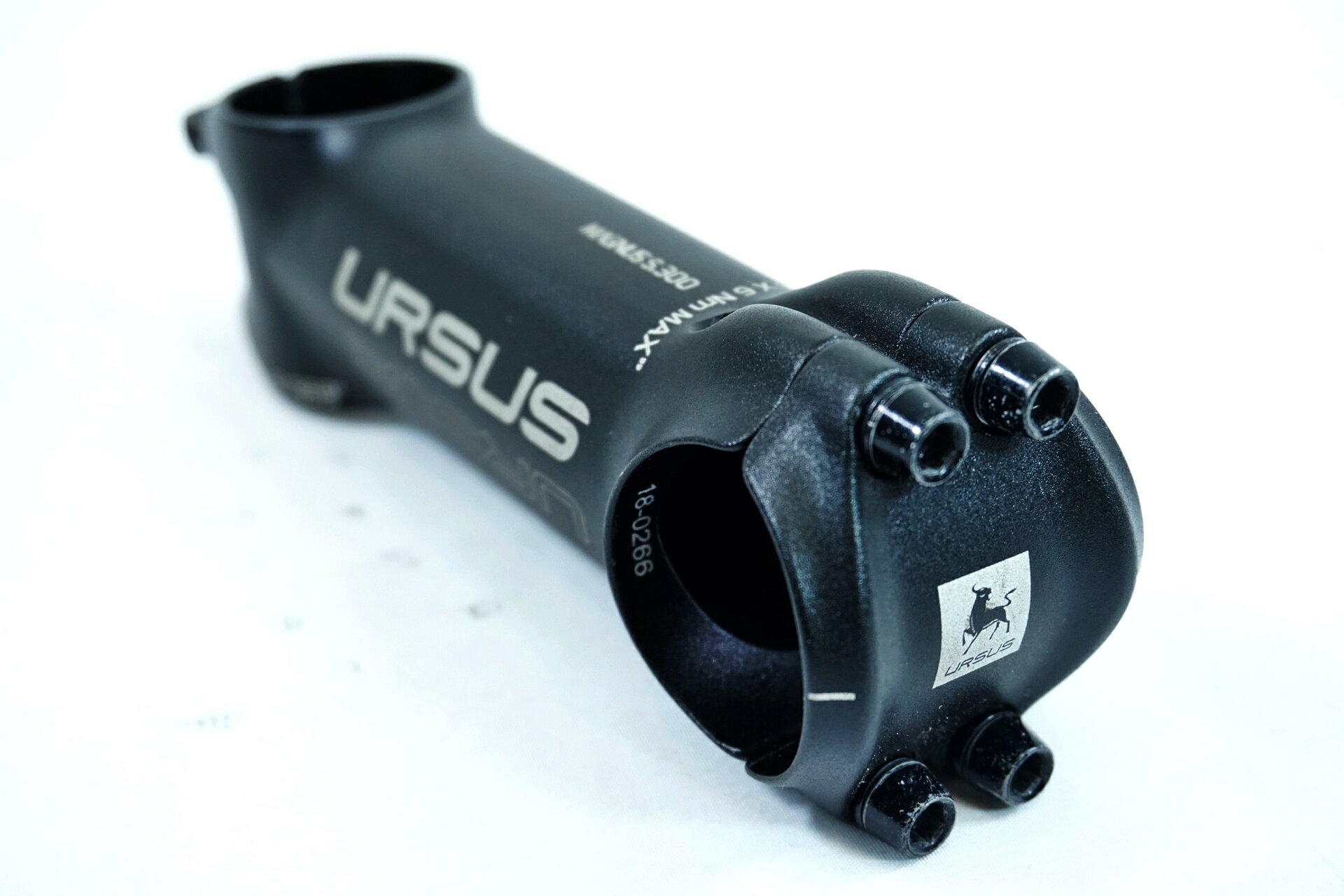 ■商品情報 ・URSUS MAGNUS S300 ステム ・ステム長：100mm ・径：Φ31.8 ・重量：130g ■状態 ・使用に伴う傷や汚れがございます。 ・ボルトの欠品はなく、ご使用には問題ございません。 ■付属品 ・なし ※画像に掲載している物で全てでございます。 ※掲載画像以外にもキズや汚れはございますが、写真の掲載可能枚数の都合上、目立つ箇所を優先的に抜粋しております。 ■注意事項【在庫について】 在庫管理は細心の注意を払い行なっておりますが、システムの都合により在庫有と表記の商品につきましても、実在庫の反映との時間差により在庫が無い場合がございます。弊社はそれに伴う全てにおいて一切の責任は負いかねます事、何卒ご了承くださいませ。ご注文頂きました商品のご用意が出来かねました場合は、お電話とメールにてキャンセルご承諾お願いのご連絡をさせて頂きます。【掲載画像について】撮影方法やお客様の閲覧環境により、実際の商品とは違った色の見え方となる場合がございます。上記理由による返品、変更、キャンセルは一切お受け致しかねますまたシステム等の不備により、商品ページに別商品が含まれている、別カラー・仕様が掲載されている、商品情報に誤表記がある場合がございますご不明点がございましたら必ずご注文前にお問い合わせくださいませ。