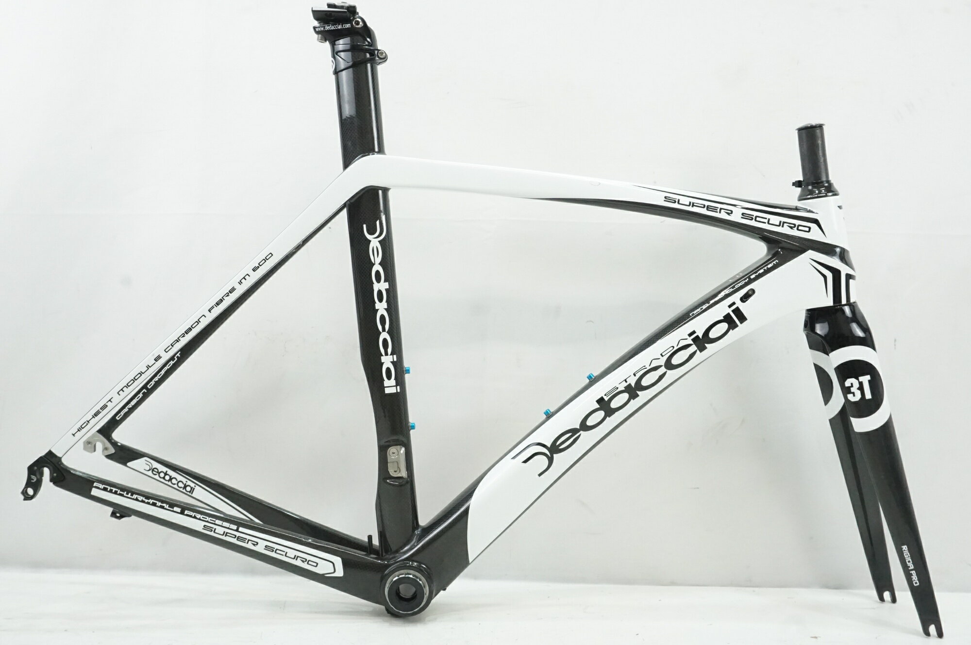 ■商品情報 サイズ：S トップチューブ(C-C)：約520mm (ホリゾンタル換算)(実測) シートチューブ(C-T)：約650mm (BBセンターからBB取付位置までの実測値) 適応身長：約160-170cm (目安) 重量：約1800g(実測) ジャンル：ロードバイク フレーム/フォーク素材：カーボン コラム長：約77mm(ヘッドチューブ上部からコラム先端までの実測値) BB規格：JIS エンド幅：前100mm 後130mm ■状態 使用に伴うキズやヨゴレなどの使用感がございます。 トップチューブ右側に補修跡がございます。 目視でクラックは確認されておりません。 フォークが非純正品です。 写真はなるべく実際の色に近付けておりますが、閲覧する環境によって色が異なる場合がございます。 ■付属品 掲載している画像の物が全てになります。 ※掲載されていない物は欠品となります。 　また、欠品している物は取り寄せなど出来かねる為予めご了承ください。 ■注意事項【在庫について】 在庫管理は細心の注意を払い行なっておりますが、システムの都合により在庫有と表記の商品につきましても、実在庫の反映との時間差により在庫が無い場合がございます。弊社はそれに伴う全てにおいて一切の責任は負いかねます事、何卒ご了承くださいませ。ご注文頂きました商品のご用意が出来かねました場合は、お電話とメールにてキャンセルご承諾お願いのご連絡をさせて頂きます。【掲載画像について】撮影方法やお客様の閲覧環境により、実際の商品とは違った色の見え方となる場合がございます。上記理由による返品、変更、キャンセルは一切お受け致しかねますまたシステム等の不備により、商品ページに別商品が含まれている、別カラー・仕様が掲載されている、商品情報に誤表記がある場合がございますご不明点がございましたら必ずご注文前にお問い合わせくださいませ。