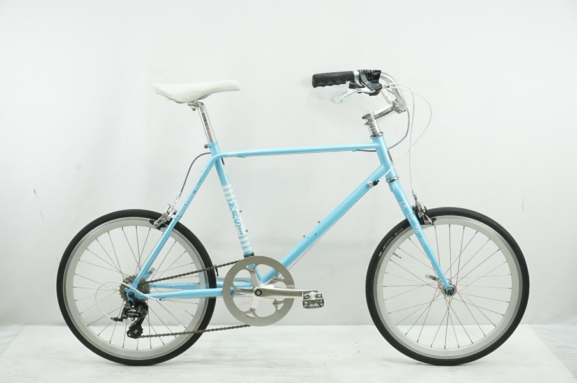 ■商品情報 メーカーサイズ：48 シートチューブ(C-T)：480mm(実測値) トップチューブ(C-C)：515mm(ホリゾンタル換算) 適応身長：155-170cm(目安) 重量：約10.3kg フレーム材質：クロモリ フロントフォーク：クロモリ メインコンポ：SHIMANO ブレーキ：ノーブランド クランク：ノーブランド 52T 170mm スプロケット：12-25T シートポスト：純正 ハンドル：NITTO ステム：純正 サドル：純正 ホイール：純正 タイヤ：20×1 1/8 変速段数：2×9 付属品：なし(ペダル付属あり) ■状態 ・使用に伴うキズやサビ等ございます。写真をご参考くださいませ。 ・チェーンは新品に交換しております。 ■注意事項【在庫について】 在庫管理は細心の注意を払い行なっておりますが、システムの都合により在庫有と表記の商品につきましても、実在庫の反映との時間差により在庫が無い場合がございます。弊社はそれに伴う全てにおいて一切の責任は負いかねます事、何卒ご了承くださいませ。ご注文頂きました商品のご用意が出来かねました場合は、お電話とメールにてキャンセルご承諾お願いのご連絡をさせて頂きます。【掲載画像について】撮影方法やお客様の閲覧環境により、実際の商品とは違った色の見え方となる場合がございます。上記理由による返品、変更、キャンセルは一切お受け致しかねますまたシステム等の不備により、商品ページに別商品が含まれている、別カラー・仕様が掲載されている、商品情報に誤表記がある場合がございますご不明点がございましたら必ずご注文前にお問い合わせくださいませ。