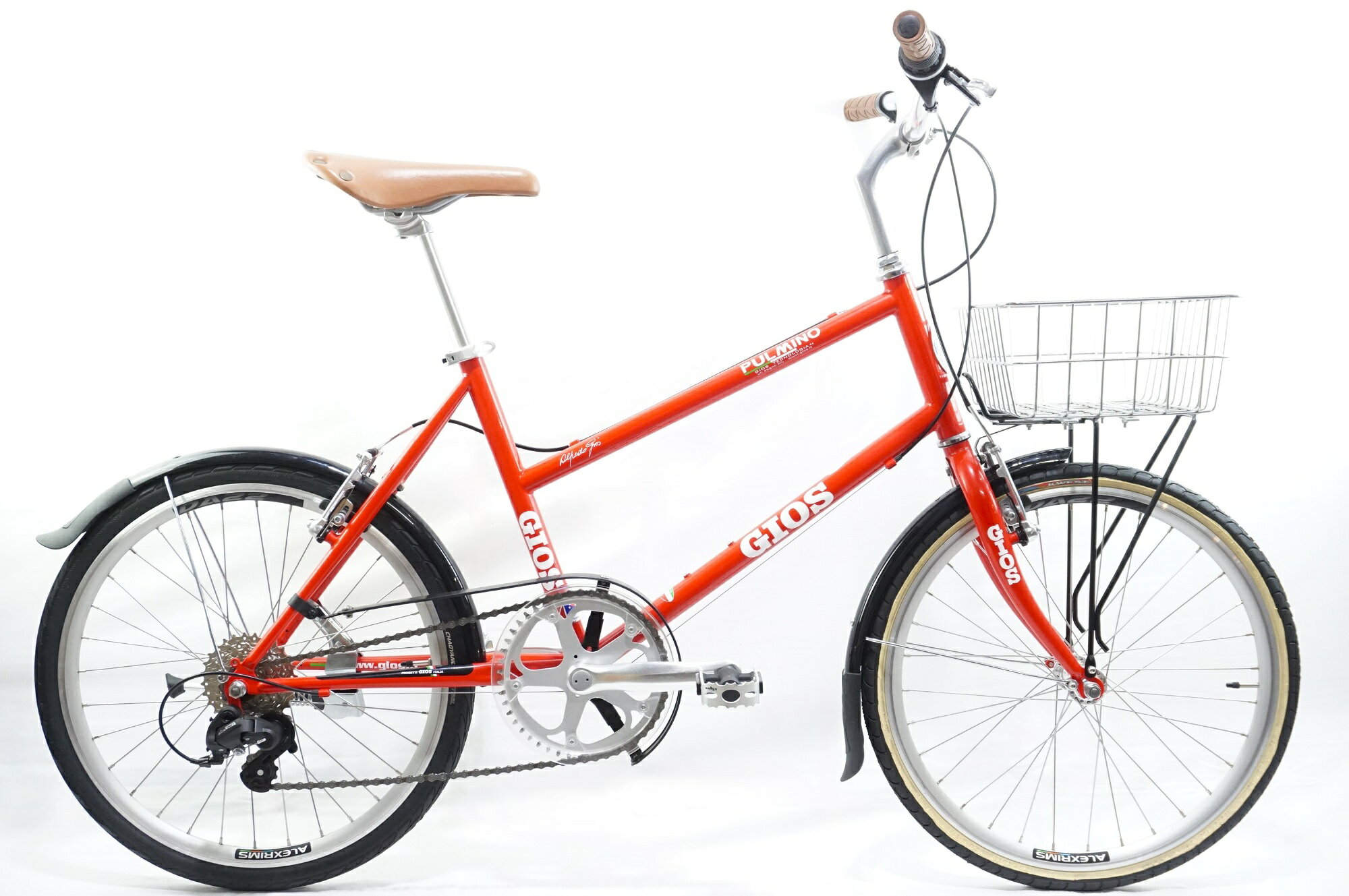 ■商品情報メーカーサイズ:40シートチューブ(C-T): 400mmトップチューブ(C-C):520mm(ホリゾンタル換算)適応身長:150-175cm(目安)重量:約13.14kgフレーム材質:スチールフロントフォーク:スチールレバー:MICROSHIFTフロントディレイラー:-リアディレイラー:MICROSHIFTブレーキ:TEKTROクランク:純正 48T 165mmスプロケット:SUNRACE 11-28Tシートポスト:純正 27.2mmハンドル:純正 580mmステム:純正 80mmサドル:純正ホイール:純正タイヤ:20x1-1/8変速段数:1x7付属品:なし■状態使用に伴うキズやヨゴレがございます。 ■注意事項【在庫について】 在庫管理は細心の注意を払い行なっておりますが、システムの都合により在庫有と表記の商品につきましても、実在庫の反映との時間差により在庫が無い場合がございます。弊社はそれに伴う全てにおいて一切の責任は負いかねます事、何卒ご了承くださいませ。ご注文頂きました商品のご用意が出来かねました場合は、お電話とメールにてキャンセルご承諾お願いのご連絡をさせて頂きます。【掲載画像について】撮影方法やお客様の閲覧環境により、実際の商品とは違った色の見え方となる場合がございます。上記理由による返品、変更、キャンセルは一切お受け致しかねますまたシステム等の不備により、商品ページに別商品が含まれている、別カラー・仕様が掲載されている、商品情報に誤表記がある場合がございますご不明点がございましたら必ずご注文前にお問い合わせくださいませ。