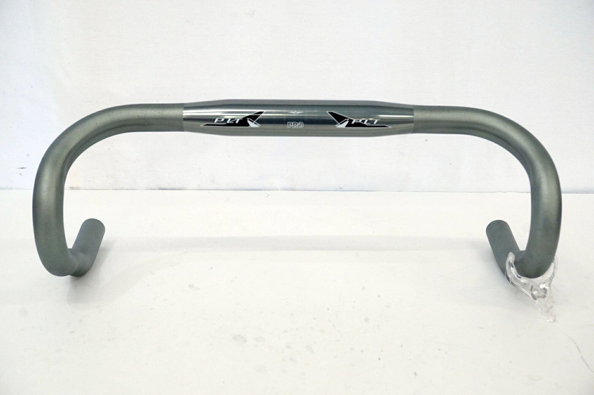 ■商品情報 ・ハンドル幅：400mm ・ハンドルクランプ径：31.8mm ■状態 ・使用に伴う小キズ、ヨゴレがございます。 ・掲載画像以外にも細かい傷や多少の汚れがございます。 【付属品】 ※画像に掲載している物で全てでございます。 ※画像にないものは欠品となりますためご注意ください。 ■注意事項【在庫について】 在庫管理は細心の注意を払い行なっておりますが、システムの都合により在庫有と表記の商品につきましても、実在庫の反映との時間差により在庫が無い場合がございます。弊社はそれに伴う全てにおいて一切の責任は負いかねます事、何卒ご了承くださいませ。ご注文頂きました商品のご用意が出来かねました場合は、お電話とメールにてキャンセルご承諾お願いのご連絡をさせて頂きます。【掲載画像について】撮影方法やお客様の閲覧環境により、実際の商品とは違った色の見え方となる場合がございます。上記理由による返品、変更、キャンセルは一切お受け致しかねますまたシステム等の不備により、商品ページに別商品が含まれている、別カラー・仕様が掲載されている、商品情報に誤表記がある場合がございますご不明点がございましたら必ずご注文前にお問い合わせくださいませ。