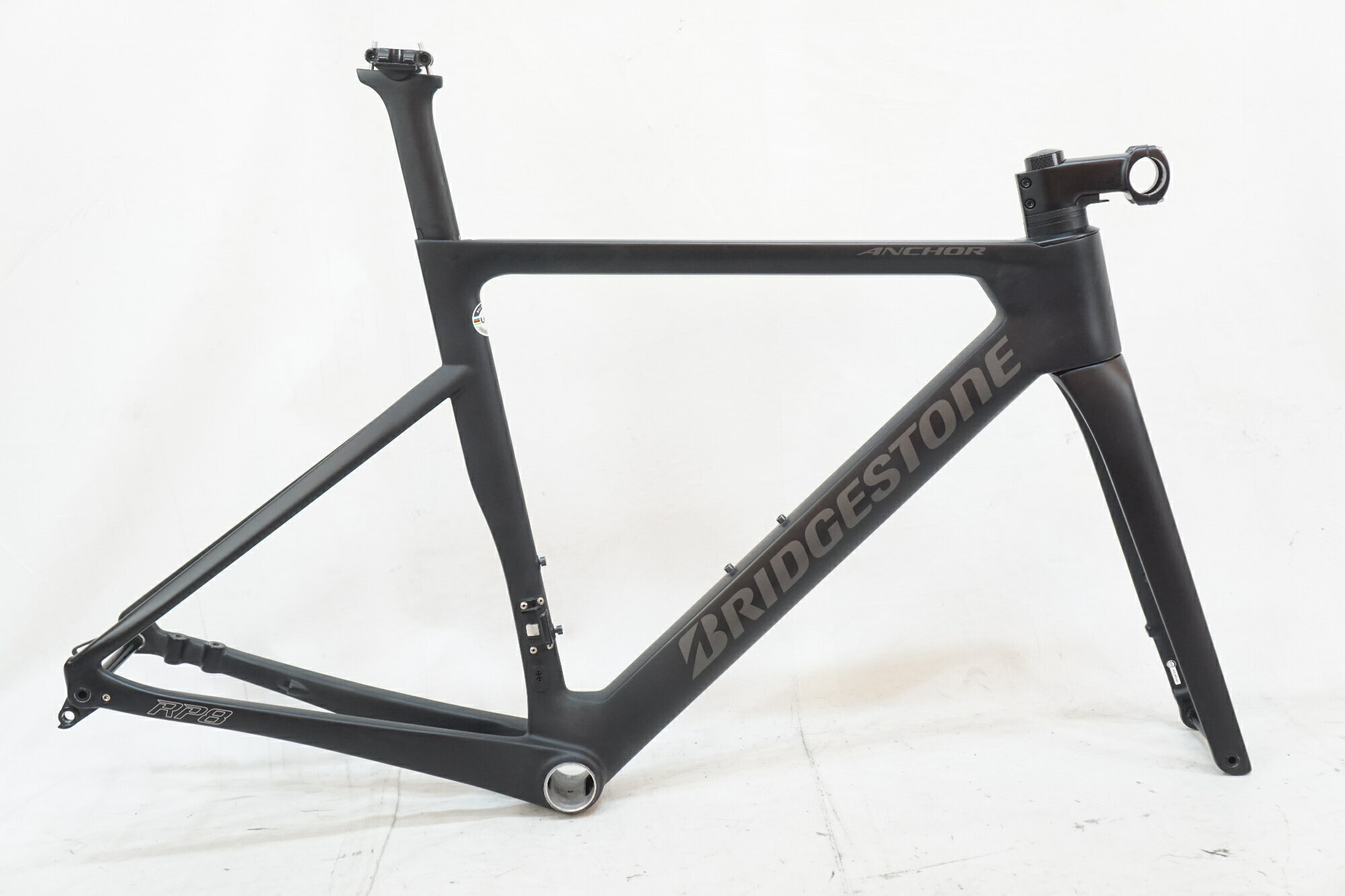 ■商品情報メーカーサイズ：490シートチューブ(C-T):486mm(実測)トップチューブ(C-C):532mm(実効長 実測)適応身長:165-175cm(目安)重量：約1.85kgフレーム材質：カーボンフロントフォーク：カーボンジャンル：ロードコラム長：60mm(突き出し長)エンド幅 F：100mmエンド幅 R：142mm対応ブレーキ：ディスクブレーキホイールサイズ：700cシートポスト径：専用シートポスト付属品：なし(画像に掲載している物で全てでございます。)■状態使用に伴う傷、擦れ、汚れ等がございます。コラムスペーサー一体型のケーブルガイドが割れて破損しております。右リアエンドのグロメットが欠品しております。非純正のトップキャップ、コラムスペーサーが使用されております。 ■注意事項【在庫について】 在庫管理は細心の注意を払い行なっておりますが、システムの都合により在庫有と表記の商品につきましても、実在庫の反映との時間差により在庫が無い場合がございます。弊社はそれに伴う全てにおいて一切の責任は負いかねます事、何卒ご了承くださいませ。ご注文頂きました商品のご用意が出来かねました場合は、お電話とメールにてキャンセルご承諾お願いのご連絡をさせて頂きます。【掲載画像について】撮影方法やお客様の閲覧環境により、実際の商品とは違った色の見え方となる場合がございます。上記理由による返品、変更、キャンセルは一切お受け致しかねますまたシステム等の不備により、商品ページに別商品が含まれている、別カラー・仕様が掲載されている、商品情報に誤表記がある場合がございますご不明点がございましたら必ずご注文前にお問い合わせくださいませ。