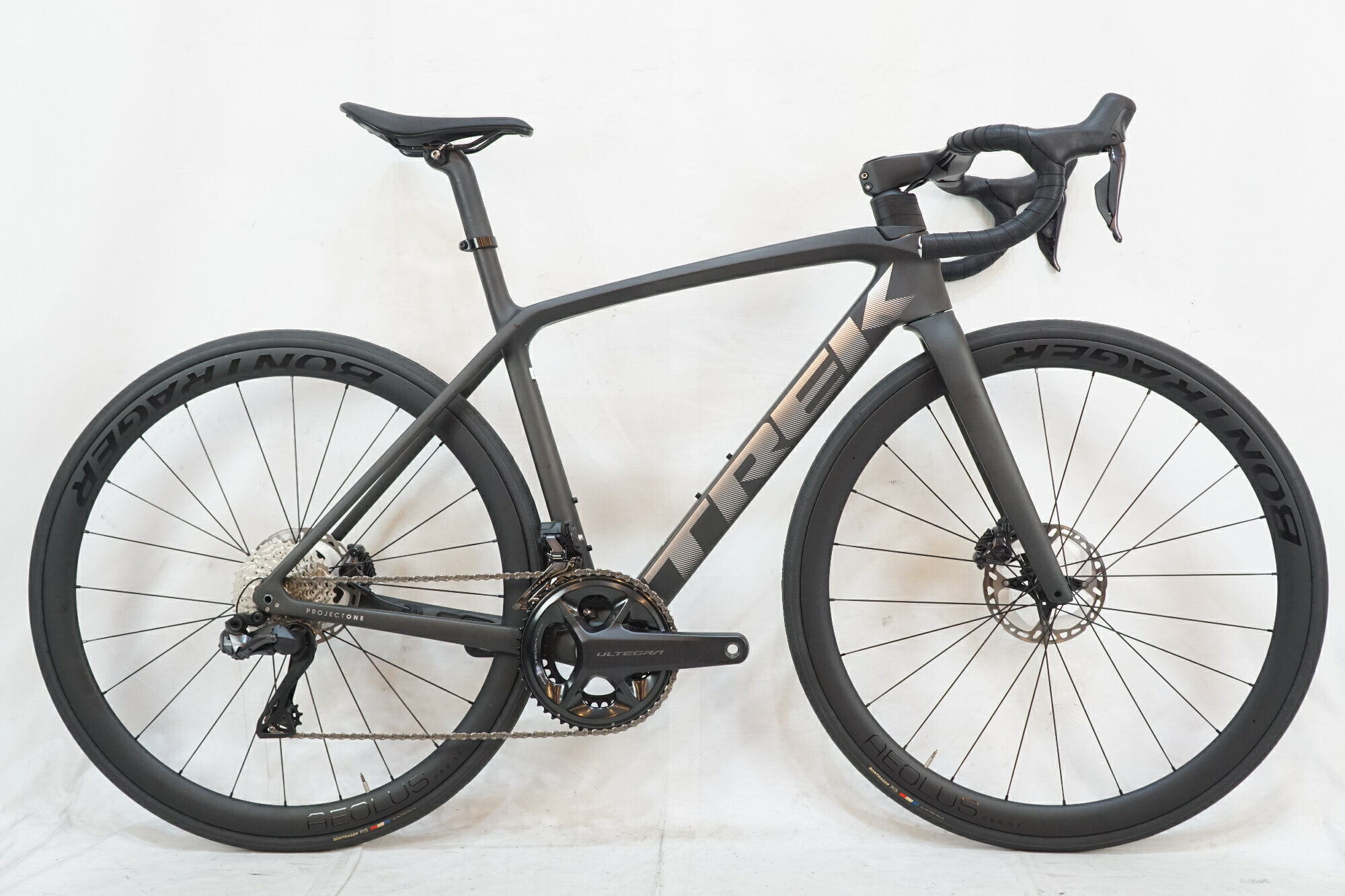 ■商品情報メーカーサイズ:52シートチューブ(C-T): 483mmトップチューブ(C-C):534mm(ホリゾンタル換算)適応身長:166-172cm(目安)重量:約7.3kgフレーム材質:カーボンフロントフォーク:カーボンメインコンポ:SHIMANO ULTEGRA R8170クランク:50-34T 170mmスプロケット:11-34Tシートポスト:専用ハンドル:BONTRAGER AEOLUS RSL 400-90mmペダル 付属:なしホイール:BONTRAGER AEOLUS PRO 37タイヤ:700x25c変速段数:2x12付属品:なし■状態使用に伴うキズ、ヨゴレ等がございます。 ■注意事項【在庫について】 在庫管理は細心の注意を払い行なっておりますが、システムの都合により在庫有と表記の商品につきましても、実在庫の反映との時間差により在庫が無い場合がございます。弊社はそれに伴う全てにおいて一切の責任は負いかねます事、何卒ご了承くださいませ。ご注文頂きました商品のご用意が出来かねました場合は、お電話とメールにてキャンセルご承諾お願いのご連絡をさせて頂きます。【掲載画像について】撮影方法やお客様の閲覧環境により、実際の商品とは違った色の見え方となる場合がございます。上記理由による返品、変更、キャンセルは一切お受け致しかねますまたシステム等の不備により、商品ページに別商品が含まれている、別カラー・仕様が掲載されている、商品情報に誤表記がある場合がございますご不明点がございましたら必ずご注文前にお問い合わせくださいませ。