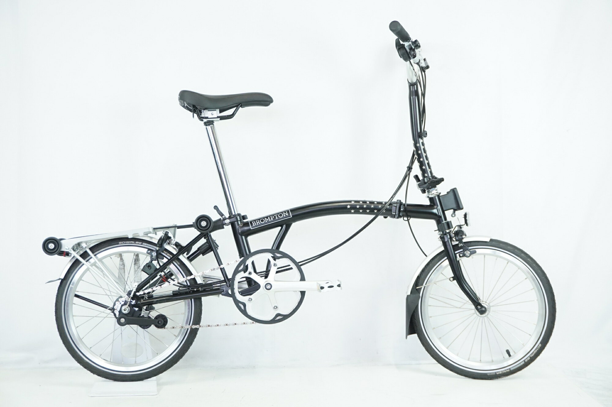 ■商品情報 メーカーサイズ:ワンサイズ 適応身長:145-cm(目安) 重量:約12.7kg フレーム材質:クロモリ フロントフォーク:クロモリ タイヤ:16x1-1/3 変速段数:2x3 付属品:ペダル、サイドスタンド、ポンプ ■状態 ・整備済みの車体でございます。 ・使用に伴う傷等はございますが、各部動作良好な状態です。 ・トップチューブ及びヘッドチューブに星のシールが貼られております。 一部シールを剥がした痕がございます。 ※剥がしても接着剤が残ります。 ■注意事項【在庫について】 在庫管理は細心の注意を払い行なっておりますが、システムの都合により在庫有と表記の商品につきましても、実在庫の反映との時間差により在庫が無い場合がございます。弊社はそれに伴う全てにおいて一切の責任は負いかねます事、何卒ご了承くださいませ。ご注文頂きました商品のご用意が出来かねました場合は、お電話とメールにてキャンセルご承諾お願いのご連絡をさせて頂きます。【掲載画像について】撮影方法やお客様の閲覧環境により、実際の商品とは違った色の見え方となる場合がございます。上記理由による返品、変更、キャンセルは一切お受け致しかねますまたシステム等の不備により、商品ページに別商品が含まれている、別カラー・仕様が掲載されている、商品情報に誤表記がある場合がございますご不明点がございましたら必ずご注文前にお問い合わせくださいませ。