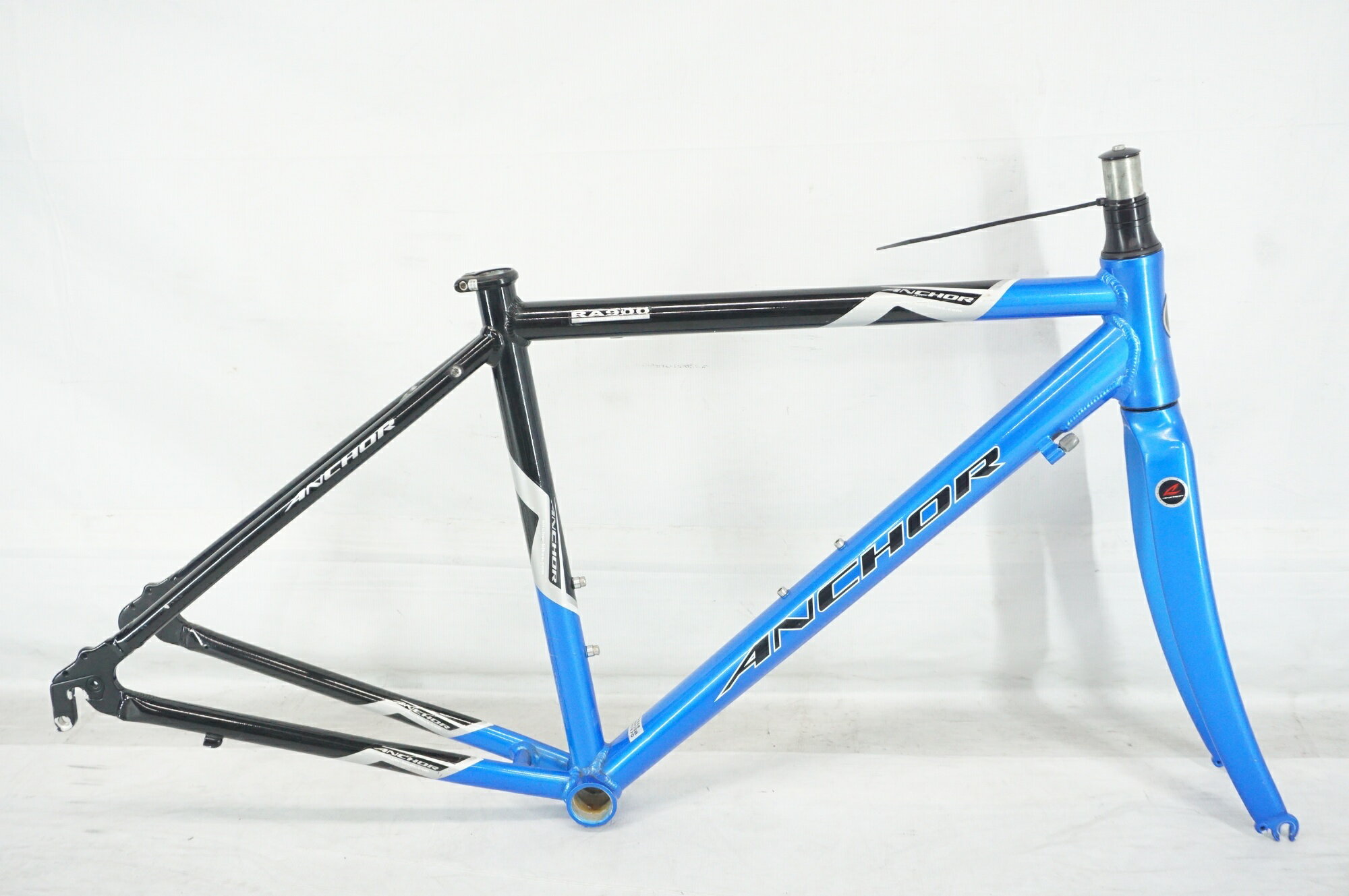 ■商品情報メーカーサイズ：46シートチューブ(C-T):460mm(実測)トップチューブ(C-C):500mm(ホリゾンタル換算 実測)適応身長:150-165cm(目安)重量：約2700gフレーム材質：アルミフロントフォーク：アルミジャンル：ロードコラム長：200mm(コラムエンドからクラウンレース)エンド幅 F：100mmエンド幅 R：130mm対応ブレーキ：リムブレーキホイールサイズ：700cBB規格：68mm/JISシートポスト径：27.2mm付属品：なし■状態使用に伴うキズ汚れ、塗装剥がれがございますがフレーム本体には致命的なダメージは見受けられません。ハンガーに若干の曲がりがございます。ヘッドパーツ、BB動作保証対象外※掲載画像以外にもキズや汚れはございますが、写真の掲載可能枚数の都合上、目立つ箇所を優先的に抜粋しております。 ■注意事項【在庫について】 在庫管理は細心の注意を払い行なっておりますが、システムの都合により在庫有と表記の商品につきましても、実在庫の反映との時間差により在庫が無い場合がございます。弊社はそれに伴う全てにおいて一切の責任は負いかねます事、何卒ご了承くださいませ。ご注文頂きました商品のご用意が出来かねました場合は、お電話とメールにてキャンセルご承諾お願いのご連絡をさせて頂きます。【掲載画像について】撮影方法やお客様の閲覧環境により、実際の商品とは違った色の見え方となる場合がございます。上記理由による返品、変更、キャンセルは一切お受け致しかねますまたシステム等の不備により、商品ページに別商品が含まれている、別カラー・仕様が掲載されている、商品情報に誤表記がある場合がございますご不明点がございましたら必ずご注文前にお問い合わせくださいませ。