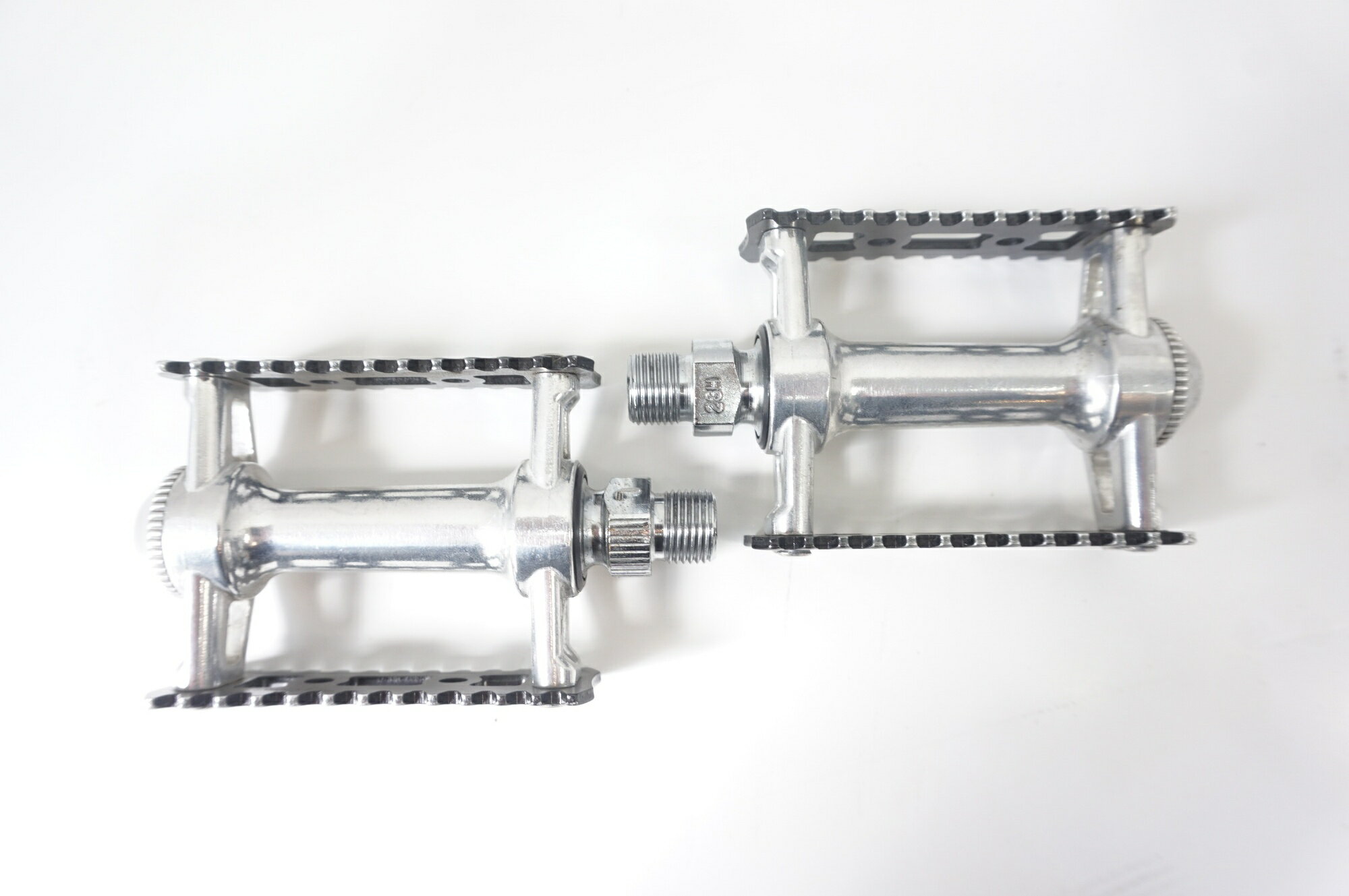 ■状態 ・軸の回転にゴリ感とザラつきがあります。 ・使用に伴う小キズがございますが、中古品として比較的良好な状態です。 ■付属品 ・掲載しているものがすべてになります。 ■注意事項【在庫について】 在庫管理は細心の注意を払い行なっておりますが、システムの都合により在庫有と表記の商品につきましても、実在庫の反映との時間差により在庫が無い場合がございます。弊社はそれに伴う全てにおいて一切の責任は負いかねます事、何卒ご了承くださいませ。ご注文頂きました商品のご用意が出来かねました場合は、お電話とメールにてキャンセルご承諾お願いのご連絡をさせて頂きます。【掲載画像について】撮影方法やお客様の閲覧環境により、実際の商品とは違った色の見え方となる場合がございます。上記理由による返品、変更、キャンセルは一切お受け致しかねますまたシステム等の不備により、商品ページに別商品が含まれている、別カラー・仕様が掲載されている、商品情報に誤表記がある場合がございますご不明点がございましたら必ずご注文前にお問い合わせくださいませ。
