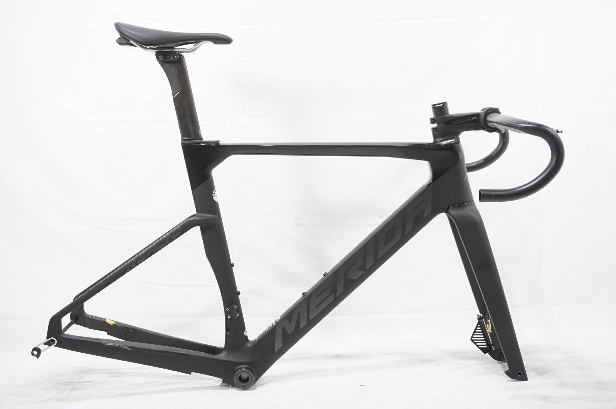■商品情報 メーカーサイズ：S トップチューブ(C-C ホリゾンタル)：545mm シートチューブ(C-T)：520mm 適応身長：約170-180cm 重量：約3500g(写真の状態） フレーム素材：カーボン フォーク素材：カーボン ジャンル：ロードバイク エンド幅F：100mm エンド幅R：142mm 対応ブレーキ：ディスク ホイールサイズ：700C BB規格：BB86 SHIMANO/SM-BB72-41B ■状態 ・ハンドルの取り付け痕、BB周辺にガリキズ、シートステー、チェーンステーなど、使用に伴うキズがございます。 ・付属のリアライトの内部に電池液漏れ跡がございました。拭き取りを行い、動作確認済みとなります。 動作確認用電池は外し、別途付属となりますが、残量の保証等はございません。 ※画像に掲載している物で全てでございます。 ※画像にないものは欠品となりますためご注意ください。 ※掲載画像以外にもキズや汚れはございますが、写真の掲載可能枚数の都合上、目立つ箇所を優先的に抜粋しております。 ■注意事項【在庫について】 在庫管理は細心の注意を払い行なっておりますが、システムの都合により在庫有と表記の商品につきましても、実在庫の反映との時間差により在庫が無い場合がございます。弊社はそれに伴う全てにおいて一切の責任は負いかねます事、何卒ご了承くださいませ。ご注文頂きました商品のご用意が出来かねました場合は、お電話とメールにてキャンセルご承諾お願いのご連絡をさせて頂きます。【掲載画像について】撮影方法やお客様の閲覧環境により、実際の商品とは違った色の見え方となる場合がございます。上記理由による返品、変更、キャンセルは一切お受け致しかねますまたシステム等の不備により、商品ページに別商品が含まれている、別カラー・仕様が掲載されている、商品情報に誤表記がある場合がございますご不明点がございましたら必ずご注文前にお問い合わせくださいませ。