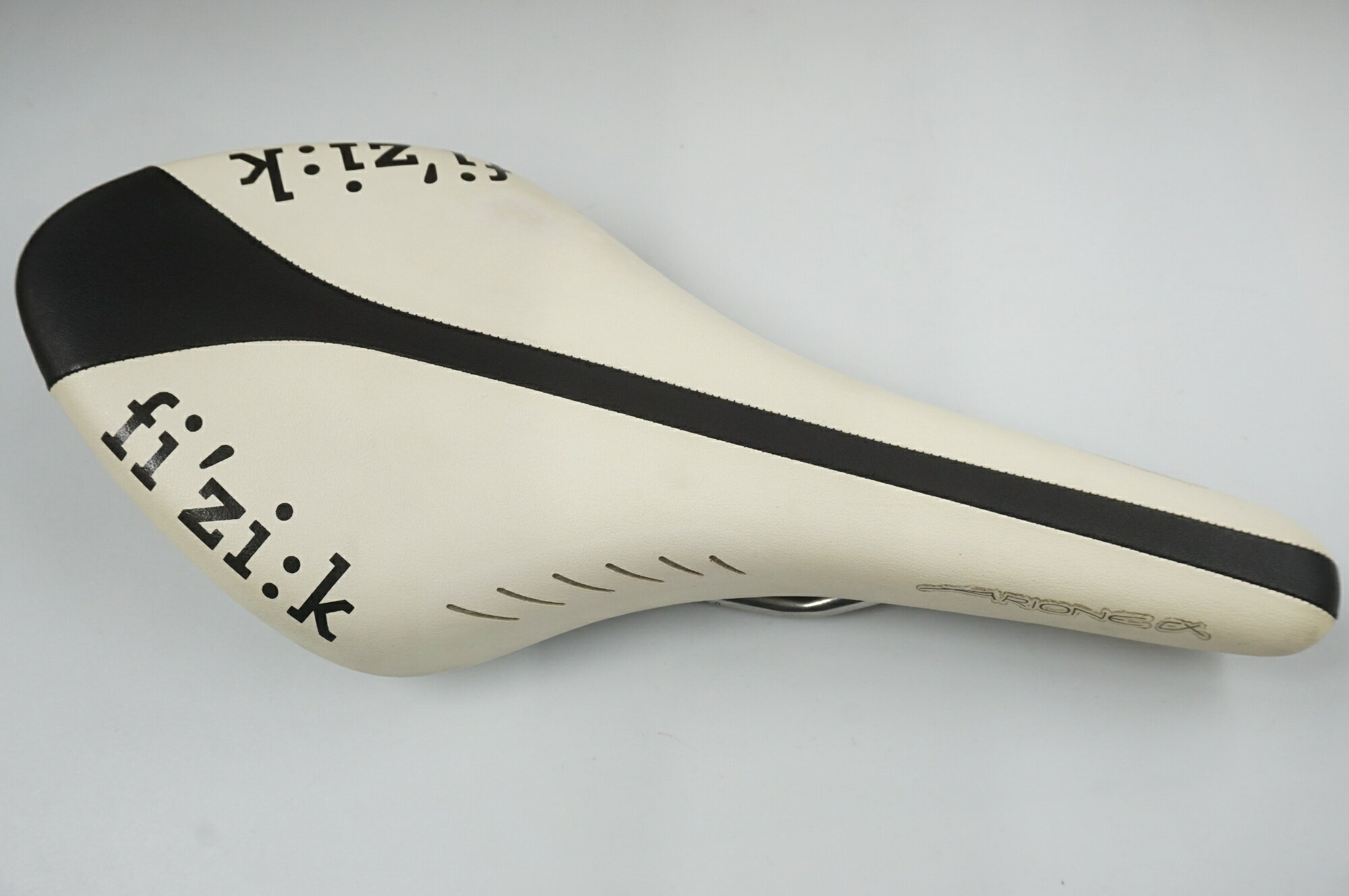 ■状態 ・使用に伴う小キズ、汚れがございます。 ・実測重量220g 【付属品】 ※画像に掲載している物で全てでございます。 ※画像にないものは欠品となりますためご注意ください。 ■注意事項【在庫について】 在庫管理は細心の注意を払い行なっておりますが、システムの都合により在庫有と表記の商品につきましても、実在庫の反映との時間差により在庫が無い場合がございます。弊社はそれに伴う全てにおいて一切の責任は負いかねます事、何卒ご了承くださいませ。ご注文頂きました商品のご用意が出来かねました場合は、お電話とメールにてキャンセルご承諾お願いのご連絡をさせて頂きます。【掲載画像について】撮影方法やお客様の閲覧環境により、実際の商品とは違った色の見え方となる場合がございます。上記理由による返品、変更、キャンセルは一切お受け致しかねますまたシステム等の不備により、商品ページに別商品が含まれている、別カラー・仕様が掲載されている、商品情報に誤表記がある場合がございますご不明点がございましたら必ずご注文前にお問い合わせくださいませ。