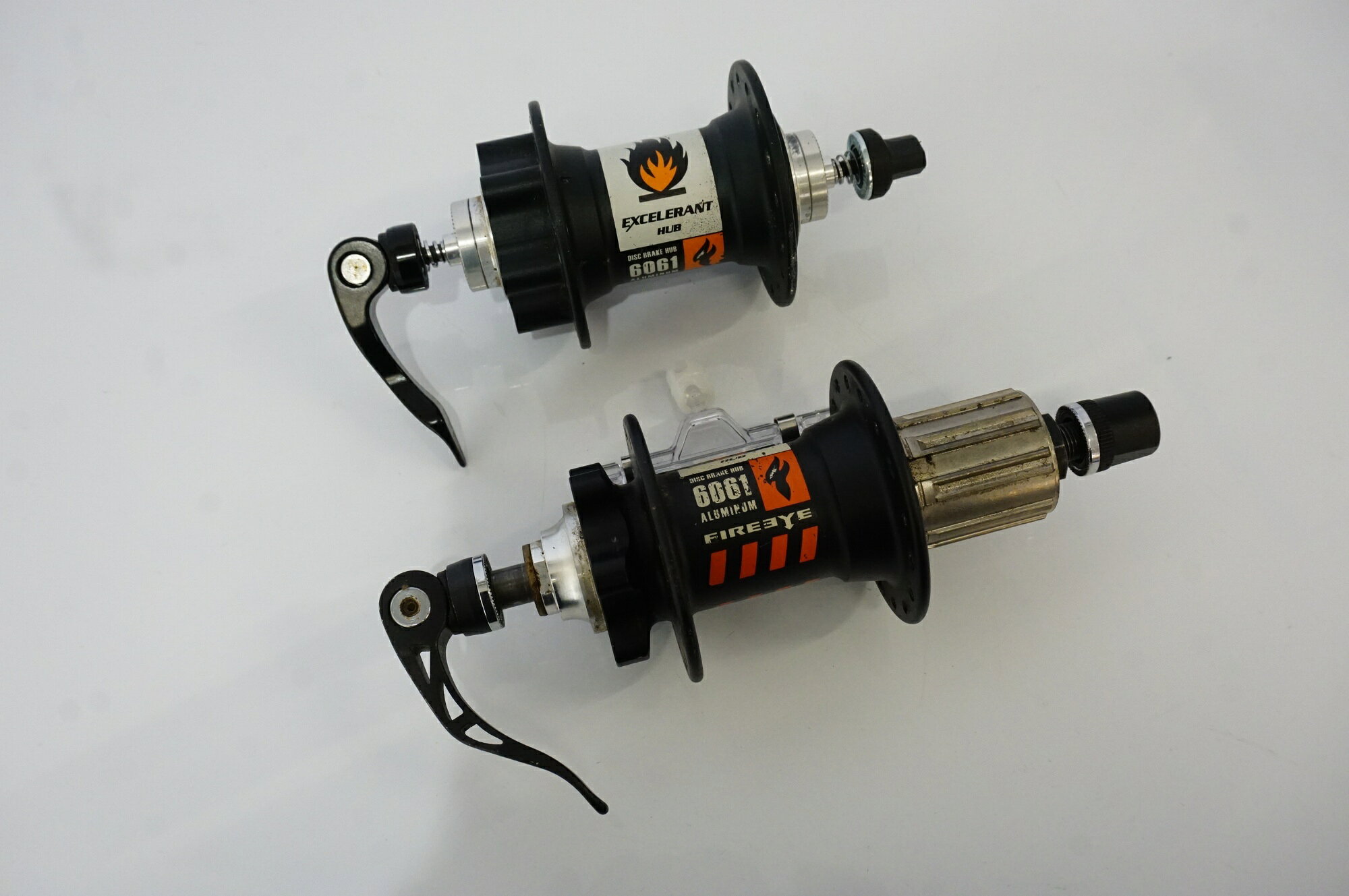 ■商品情報 ・32H/6ボルト ・フロント110mm ・リア135mm/シマノ10s ■状態 ・使用に伴う小キズ、ヨゴレがございます。 ・掲載画像以外にも細かい傷や多少の汚れがございます。 【付属品】 ※画像に掲載している物で全てでございます。 ※画像にないものは欠品となりますためご注意ください。 ■注意事項【在庫について】 在庫管理は細心の注意を払い行なっておりますが、システムの都合により在庫有と表記の商品につきましても、実在庫の反映との時間差により在庫が無い場合がございます。弊社はそれに伴う全てにおいて一切の責任は負いかねます事、何卒ご了承くださいませ。ご注文頂きました商品のご用意が出来かねました場合は、お電話とメールにてキャンセルご承諾お願いのご連絡をさせて頂きます。【掲載画像について】撮影方法やお客様の閲覧環境により、実際の商品とは違った色の見え方となる場合がございます。上記理由による返品、変更、キャンセルは一切お受け致しかねますまたシステム等の不備により、商品ページに別商品が含まれている、別カラー・仕様が掲載されている、商品情報に誤表記がある場合がございますご不明点がございましたら必ずご注文前にお問い合わせくださいませ。