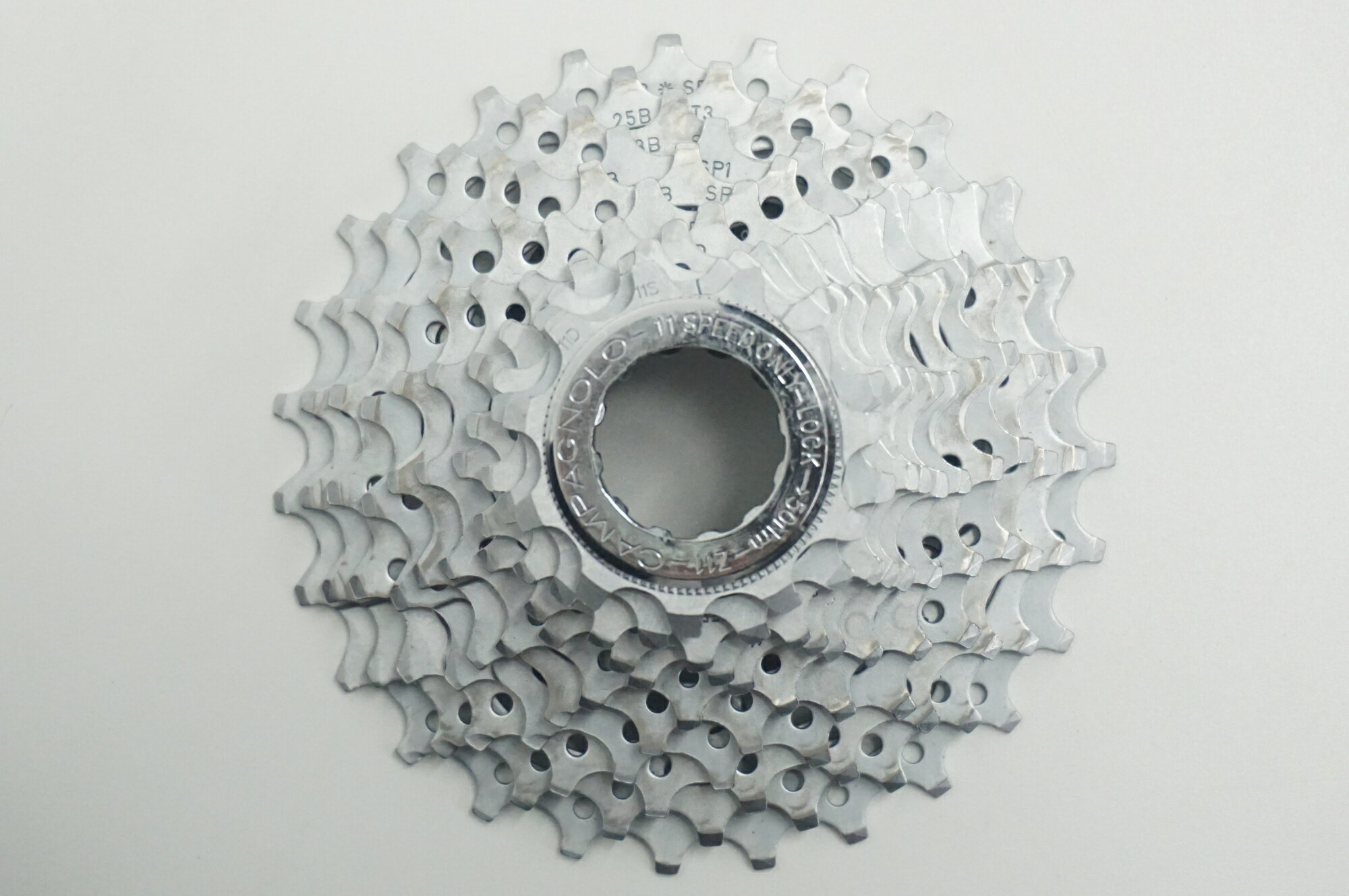 ■商品情報・歯数：11-27T・重量：約277g(実測値)■付属品・なし（付属品につきましては、画像に掲載しているものが全てになります。）■状態・部分的に微細な傷や擦れはありますが使用感は薄く綺麗な状態です。 ■注意事項【在庫について】 在庫管理は細心の注意を払い行なっておりますが、システムの都合により在庫有と表記の商品につきましても、実在庫の反映との時間差により在庫が無い場合がございます。弊社はそれに伴う全てにおいて一切の責任は負いかねます事、何卒ご了承くださいませ。ご注文頂きました商品のご用意が出来かねました場合は、お電話とメールにてキャンセルご承諾お願いのご連絡をさせて頂きます。【掲載画像について】撮影方法やお客様の閲覧環境により、実際の商品とは違った色の見え方となる場合がございます。上記理由による返品、変更、キャンセルは一切お受け致しかねますまたシステム等の不備により、商品ページに別商品が含まれている、別カラー・仕様が掲載されている、商品情報に誤表記がある場合がございますご不明点がございましたら必ずご注文前にお問い合わせくださいませ。