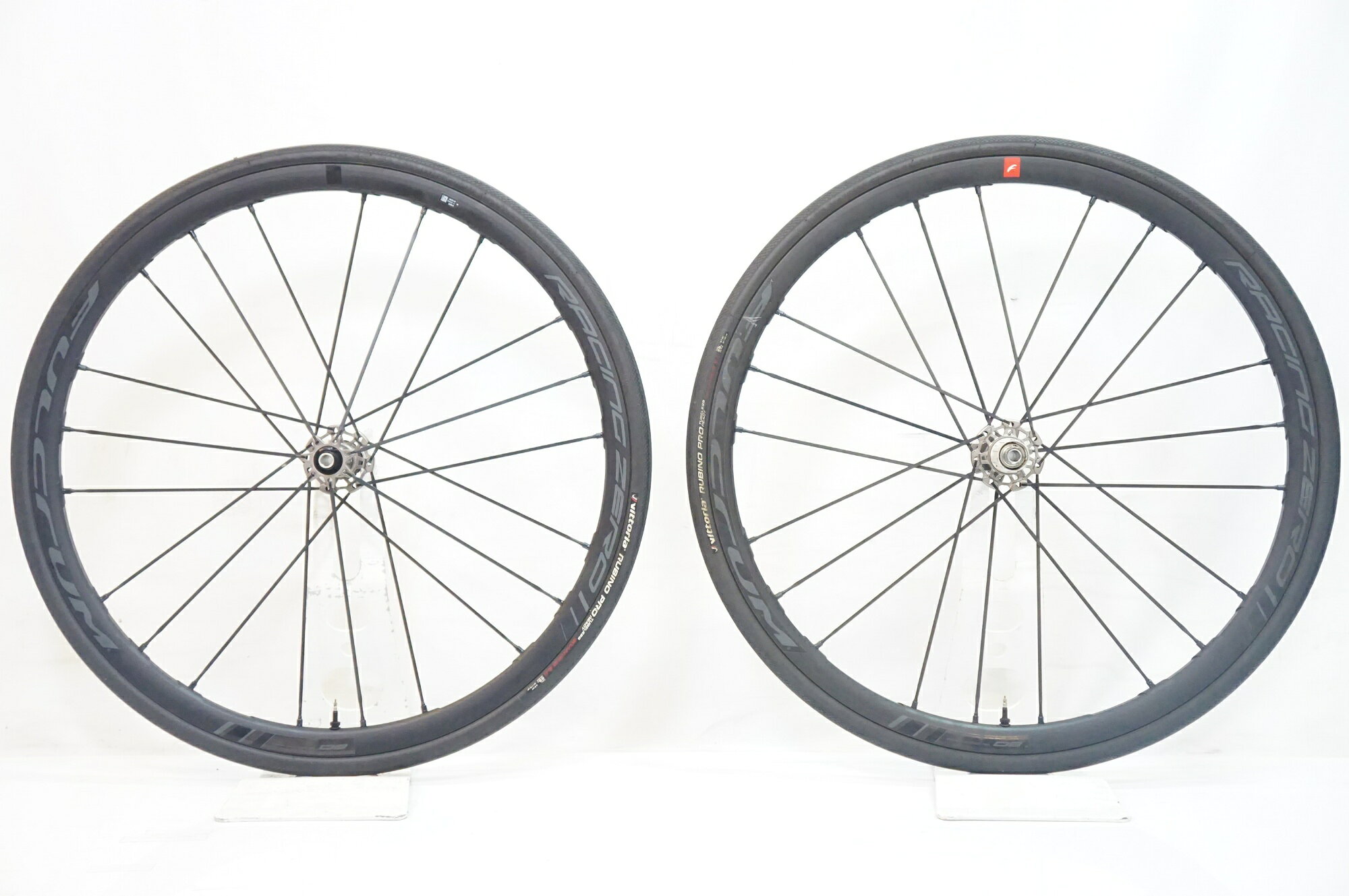 "■商品情報 サイズ: 700C リム内幅: 19C リムタイプ: チューブレス/クリンチャー ブレーキタイプ: ディスクブレーキ(センターロック) フリータイプ: SHIMANO 11/12s F重量: 約1050g (画像の状態の実測値) R重量: 約1200g (画像の状態の実測値) Fエンド幅: 100mm Rエンド幅:142mm その他付属品: (画像に掲載しているものが全てになります。) ■状態 全体的に使用に伴う小傷や汚れ、デカールのめくれ等が目立ちやや使用感の強い状態です。 フリーボディにスプロケットの噛み込み跡がございます。 振れ0.5~1mm程度。ハブの回転にゴリ感やガタつきは無くスムーズな状態です。 シーラントの状態は未検証の為不明となります。 中古商品のため、タイヤの状態は保証外です。リム保護の為の緩衝材とお考えください。 ■注意事項【在庫について】 在庫管理は細心の注意を払い行なっておりますが、システムの都合により在庫有と表記の商品につきましても、実在庫の反映との時間差により在庫が無い場合がございます。弊社はそれに伴う全てにおいて一切の責任は負いかねます事、何卒ご了承くださいませ。ご注文頂きました商品のご用意が出来かねました場合は、お電話とメールにてキャンセルご承諾お願いのご連絡をさせて頂きます。【掲載画像について】撮影方法やお客様の閲覧環境により、実際の商品とは違った色の見え方となる場合がございます。上記理由による返品、変更、キャンセルは一切お受け致しかねますまたシステム等の不備により、商品ページに別商品が含まれている、別カラー・仕様が掲載されている、商品情報に誤表記がある場合がございますご不明点がございましたら必ずご注文前にお問い合わせくださいませ。"