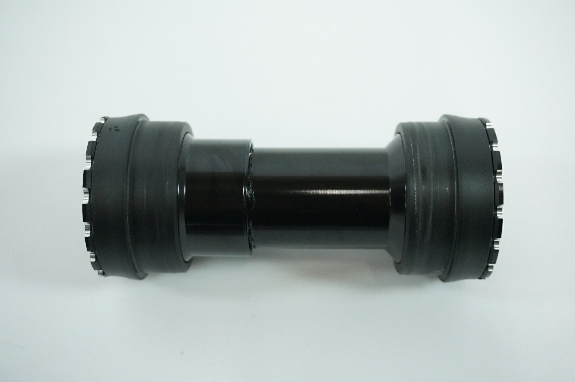 ■商品情報 ・BB30 68mm BB30 to 24 ■状態 ・使用に伴う小傷、汚れ等がございます。 ■付属品 ・掲載しているものが全てになります。 ■注意事項【在庫について】 在庫管理は細心の注意を払い行なっておりますが、システムの都合により在庫有と表記の商品につきましても、実在庫の反映との時間差により在庫が無い場合がございます。弊社はそれに伴う全てにおいて一切の責任は負いかねます事、何卒ご了承くださいませ。ご注文頂きました商品のご用意が出来かねました場合は、お電話とメールにてキャンセルご承諾お願いのご連絡をさせて頂きます。【掲載画像について】撮影方法やお客様の閲覧環境により、実際の商品とは違った色の見え方となる場合がございます。上記理由による返品、変更、キャンセルは一切お受け致しかねますまたシステム等の不備により、商品ページに別商品が含まれている、別カラー・仕様が掲載されている、商品情報に誤表記がある場合がございますご不明点がございましたら必ずご注文前にお問い合わせくださいませ。