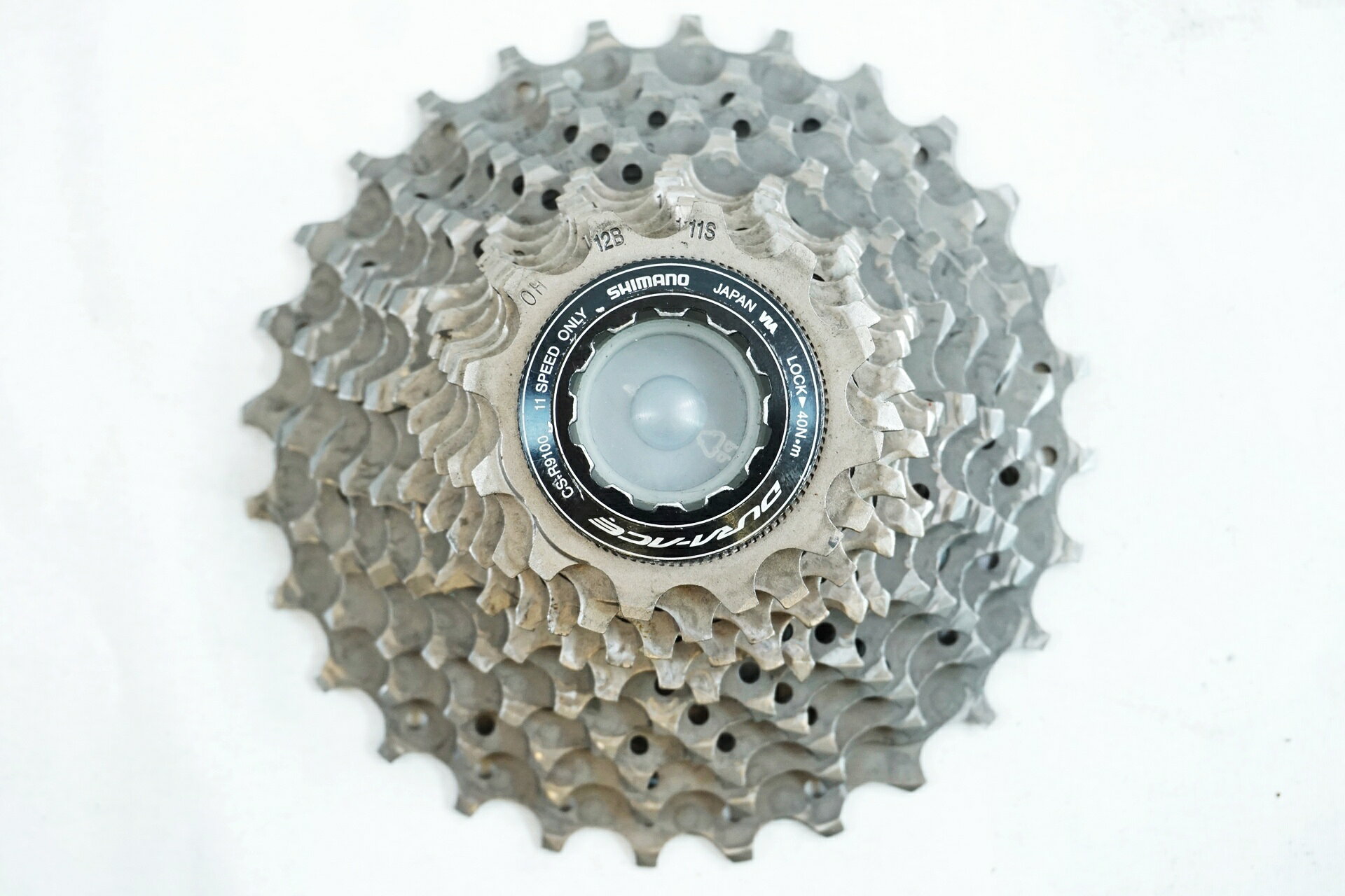 ■商品情報 ・SHIMANO DURA-ACE CS-R9100 ・スプロケット ・歯数：12-28T ・重量：210g ■状態 ・使用に伴う傷や汚れがございます。 ・変形や欠品はなくご使用には問題ございません。 ■付属品 ・なし ※画像に掲載している物で全てでございます。 ※掲載画像以外にもキズや汚れはございますが、写真の掲載可能枚数の都合上、目立つ箇所を優先的に抜粋しております。 ■注意事項【在庫について】 在庫管理は細心の注意を払い行なっておりますが、システムの都合により在庫有と表記の商品につきましても、実在庫の反映との時間差により在庫が無い場合がございます。弊社はそれに伴う全てにおいて一切の責任は負いかねます事、何卒ご了承くださいませ。ご注文頂きました商品のご用意が出来かねました場合は、お電話とメールにてキャンセルご承諾お願いのご連絡をさせて頂きます。【掲載画像について】撮影方法やお客様の閲覧環境により、実際の商品とは違った色の見え方となる場合がございます。上記理由による返品、変更、キャンセルは一切お受け致しかねますまたシステム等の不備により、商品ページに別商品が含まれている、別カラー・仕様が掲載されている、商品情報に誤表記がある場合がございますご不明点がございましたら必ずご注文前にお問い合わせくださいませ。