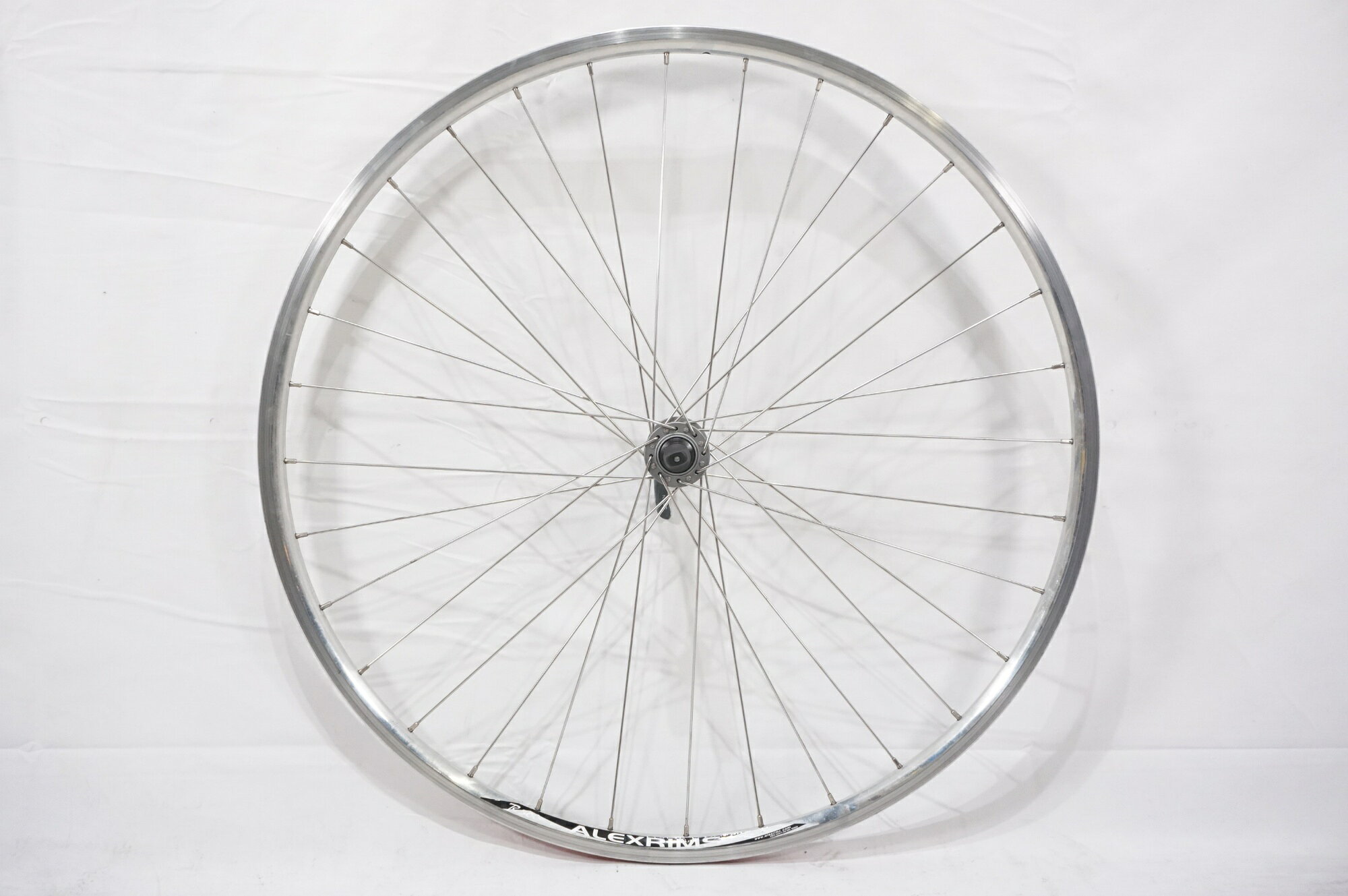 ■商品情報 サイズ：700C リム幅：14C リムタイプ：クリンチャー ブレーキタイプ：リム 重量F：約900g（写真の状態での実測値） エンド幅：100mm ■状態 ・リム面に小傷や、やや摩耗が見受けられます。 ・デカールの剥がれや劣化、その他キズやヨゴレがございます。 ■付属品 ※画像に掲載している物で全てでございます。 ※画像にないものは欠品となりますためご注意ください。 ※掲載画像以外にもキズや汚れはございますが、写真の掲載可能枚数の都合上、目立つ箇所を優先的に抜粋しております。 ■注意事項【在庫について】 在庫管理は細心の注意を払い行なっておりますが、システムの都合により在庫有と表記の商品につきましても、実在庫の反映との時間差により在庫が無い場合がございます。弊社はそれに伴う全てにおいて一切の責任は負いかねます事、何卒ご了承くださいませ。ご注文頂きました商品のご用意が出来かねました場合は、お電話とメールにてキャンセルご承諾お願いのご連絡をさせて頂きます。【掲載画像について】撮影方法やお客様の閲覧環境により、実際の商品とは違った色の見え方となる場合がございます。上記理由による返品、変更、キャンセルは一切お受け致しかねますまたシステム等の不備により、商品ページに別商品が含まれている、別カラー・仕様が掲載されている、商品情報に誤表記がある場合がございますご不明点がございましたら必ずご注文前にお問い合わせくださいませ。