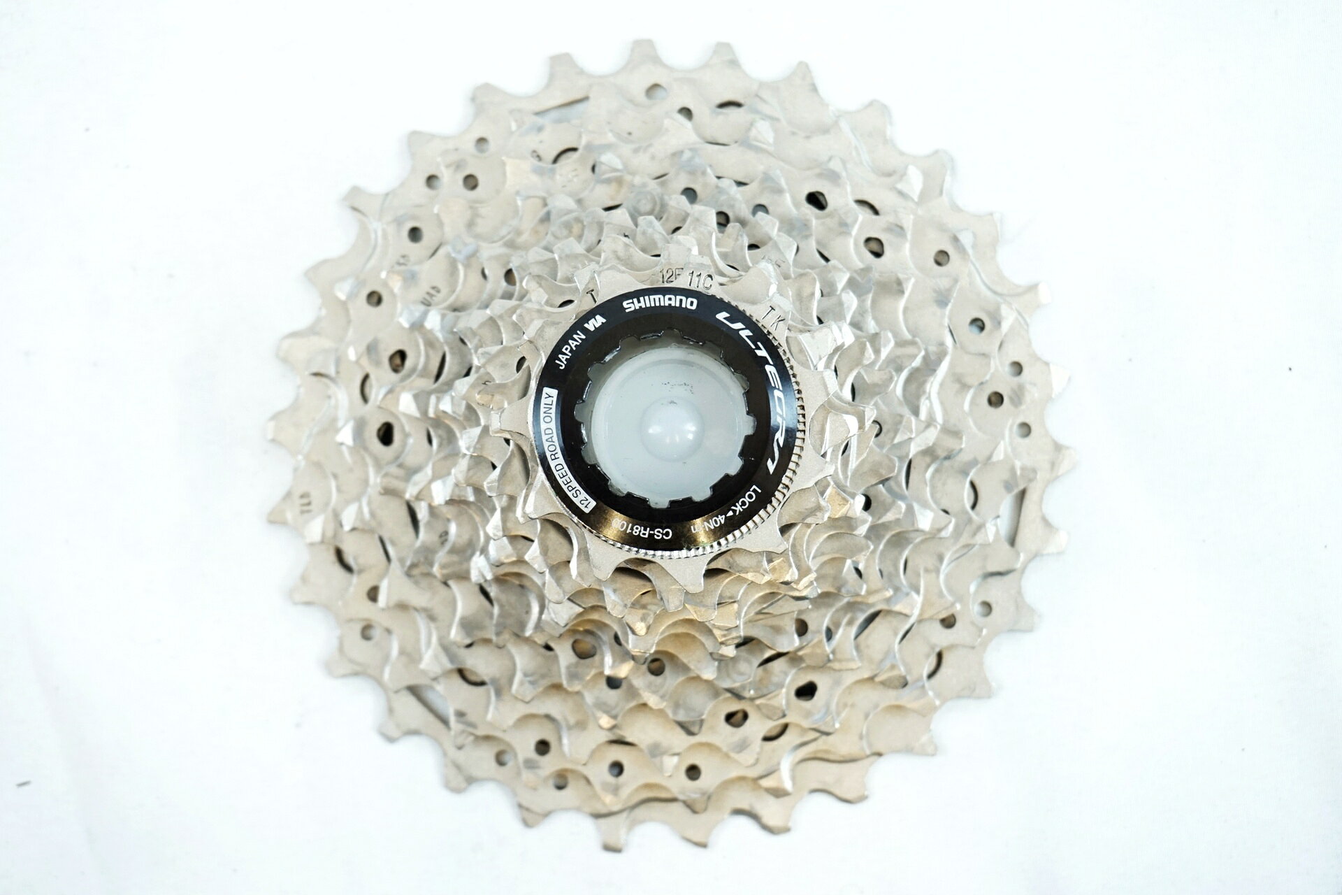 ■商品情報 SHIMANO ULTEGRA CS-R8100 ・スプロケット ・歯数：11-30T ・変則段数：12S用 ・重量：287g(実測値) ■状態 ・使用に伴う傷や汚れがございます。 ・変形や大きな傷はなくご使用には問題ございません。 ■付属品 ※画像に掲載している物で全てでございます。 ※掲載画像以外にもキズや汚れはございますが、写真の掲載可能枚数の都合上、目立つ箇所を優先的に抜粋しております。 ■注意事項【在庫について】 在庫管理は細心の注意を払い行なっておりますが、システムの都合により在庫有と表記の商品につきましても、実在庫の反映との時間差により在庫が無い場合がございます。弊社はそれに伴う全てにおいて一切の責任は負いかねます事、何卒ご了承くださいませ。ご注文頂きました商品のご用意が出来かねました場合は、お電話とメールにてキャンセルご承諾お願いのご連絡をさせて頂きます。【掲載画像について】撮影方法やお客様の閲覧環境により、実際の商品とは違った色の見え方となる場合がございます。上記理由による返品、変更、キャンセルは一切お受け致しかねますまたシステム等の不備により、商品ページに別商品が含まれている、別カラー・仕様が掲載されている、商品情報に誤表記がある場合がございますご不明点がございましたら必ずご注文前にお問い合わせくださいませ。