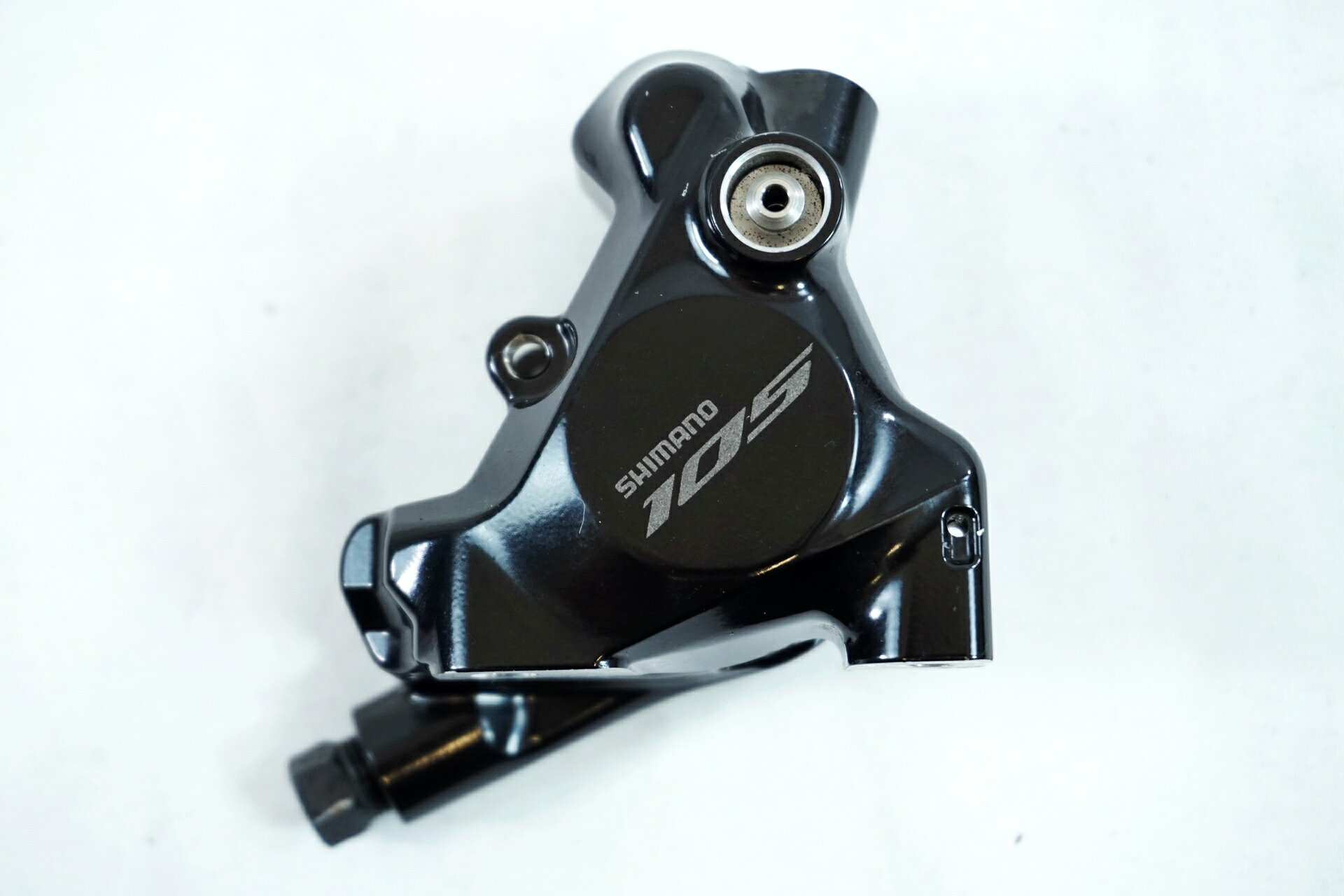 ■商品情報 ・SHIMANO 105 BR-R7170 ・ディスクブレーキキャリパー ・タイプ：油圧 ・重量：107g ■状態 ・使用感が強く、目立つ傷や汚れございます。 ・パッド、アクスル＆スナップリテーナー、オイル注入口ゴム欠品しております。 ■付属品 ・なし ※画像に掲載している物で全てでございます。 ※掲載画像以外にもキズや汚れはございますが、写真の掲載可能枚数の都合上、目立つ箇所を優先的に抜粋しております。 ■注意事項【在庫について】 在庫管理は細心の注意を払い行なっておりますが、システムの都合により在庫有と表記の商品につきましても、実在庫の反映との時間差により在庫が無い場合がございます。弊社はそれに伴う全てにおいて一切の責任は負いかねます事、何卒ご了承くださいませ。ご注文頂きました商品のご用意が出来かねました場合は、お電話とメールにてキャンセルご承諾お願いのご連絡をさせて頂きます。【掲載画像について】撮影方法やお客様の閲覧環境により、実際の商品とは違った色の見え方となる場合がございます。上記理由による返品、変更、キャンセルは一切お受け致しかねますまたシステム等の不備により、商品ページに別商品が含まれている、別カラー・仕様が掲載されている、商品情報に誤表記がある場合がございますご不明点がございましたら必ずご注文前にお問い合わせくださいませ。