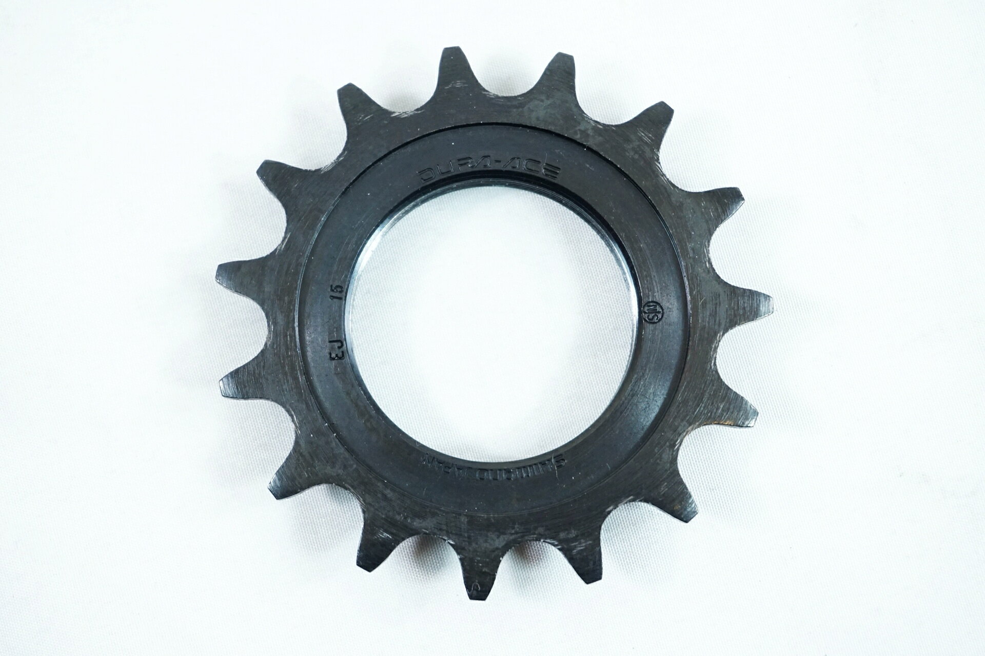 ■商品情報 ・SHIMANO DURA-ACE NJS ・固定コグ ・歯数：15T ・重量：48g ■状態 ・使用に伴う傷や汚れがございますが、中古品としては比較的良好な状態です。 ■付属品 ・なし ※画像に掲載している物で全てでございます。 ※掲載画像以外にもキズや汚れはございますが、写真の掲載可能枚数の都合上、目立つ箇所を優先的に抜粋しております。 ■注意事項【在庫について】 在庫管理は細心の注意を払い行なっておりますが、システムの都合により在庫有と表記の商品につきましても、実在庫の反映との時間差により在庫が無い場合がございます。弊社はそれに伴う全てにおいて一切の責任は負いかねます事、何卒ご了承くださいませ。ご注文頂きました商品のご用意が出来かねました場合は、お電話とメールにてキャンセルご承諾お願いのご連絡をさせて頂きます。【掲載画像について】撮影方法やお客様の閲覧環境により、実際の商品とは違った色の見え方となる場合がございます。上記理由による返品、変更、キャンセルは一切お受け致しかねますまたシステム等の不備により、商品ページに別商品が含まれている、別カラー・仕様が掲載されている、商品情報に誤表記がある場合がございますご不明点がございましたら必ずご注文前にお問い合わせくださいませ。