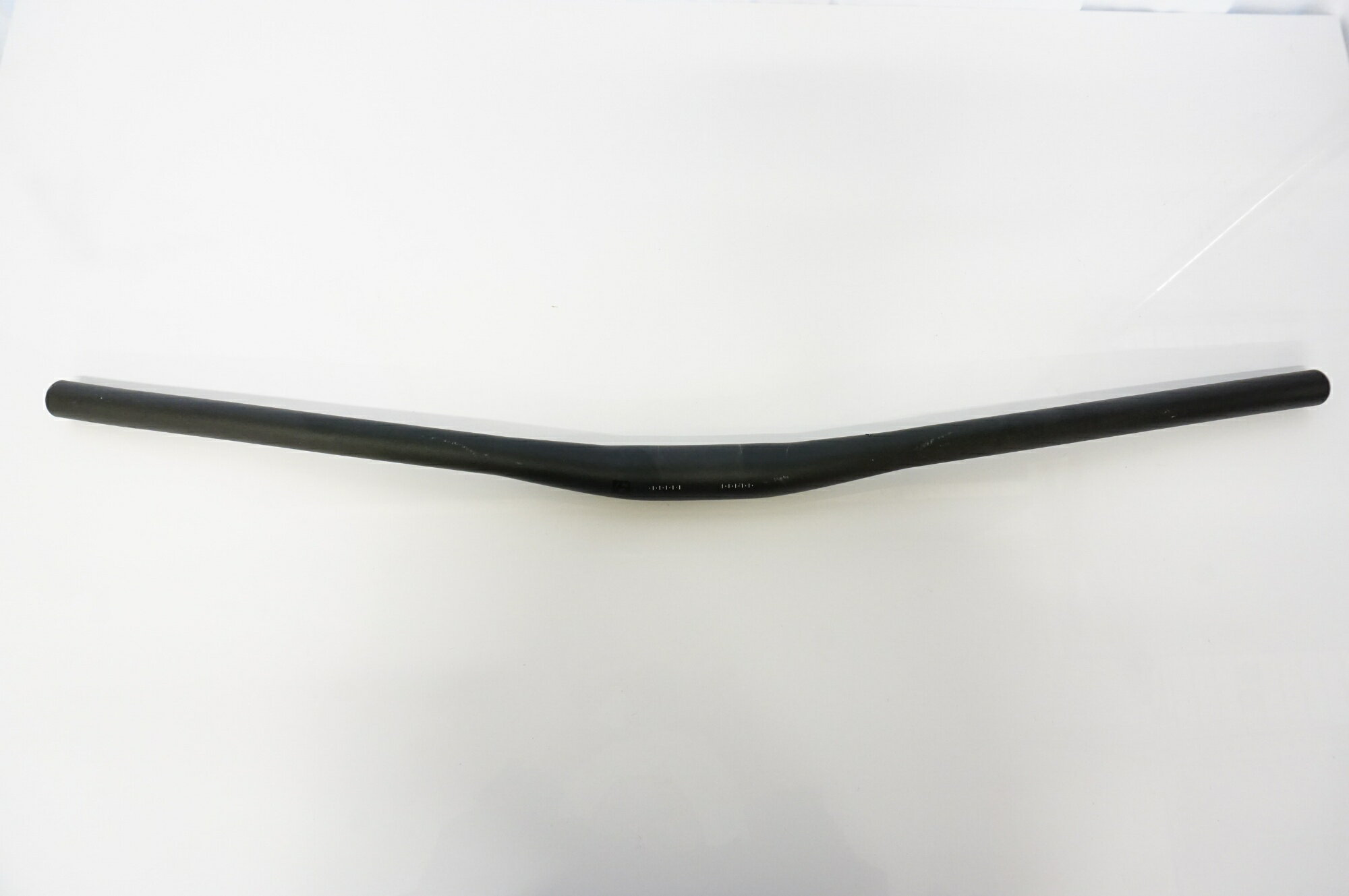■商品情報 ・φ31.8 ・ 750mm ・ブラック ■状態 ・使用に伴う小キズ、ヨゴレがございます。 ・掲載画像以外にも細かい傷や多少の汚れがございます。 【付属品】 ※画像に掲載している物で全てでございます。 ※画像にないものは欠品となりますためご注意ください。 ■注意事項【在庫について】 在庫管理は細心の注意を払い行なっておりますが、システムの都合により在庫有と表記の商品につきましても、実在庫の反映との時間差により在庫が無い場合がございます。弊社はそれに伴う全てにおいて一切の責任は負いかねます事、何卒ご了承くださいませ。ご注文頂きました商品のご用意が出来かねました場合は、お電話とメールにてキャンセルご承諾お願いのご連絡をさせて頂きます。【掲載画像について】撮影方法やお客様の閲覧環境により、実際の商品とは違った色の見え方となる場合がございます。上記理由による返品、変更、キャンセルは一切お受け致しかねますまたシステム等の不備により、商品ページに別商品が含まれている、別カラー・仕様が掲載されている、商品情報に誤表記がある場合がございますご不明点がございましたら必ずご注文前にお問い合わせくださいませ。