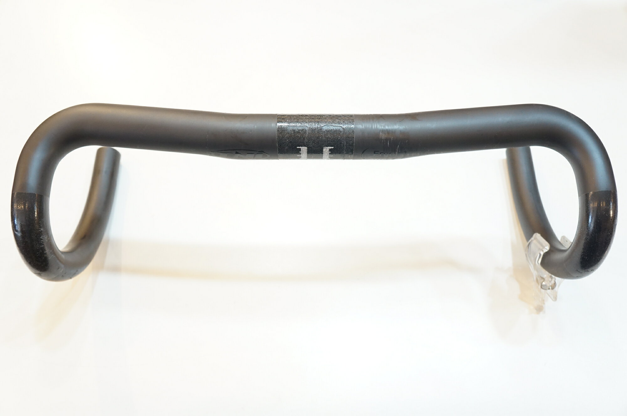【中古】 TNI 「ティーエヌアイ」 ERGO SWEEP CARBON φ31.8 390mm ハンドル / バイ...