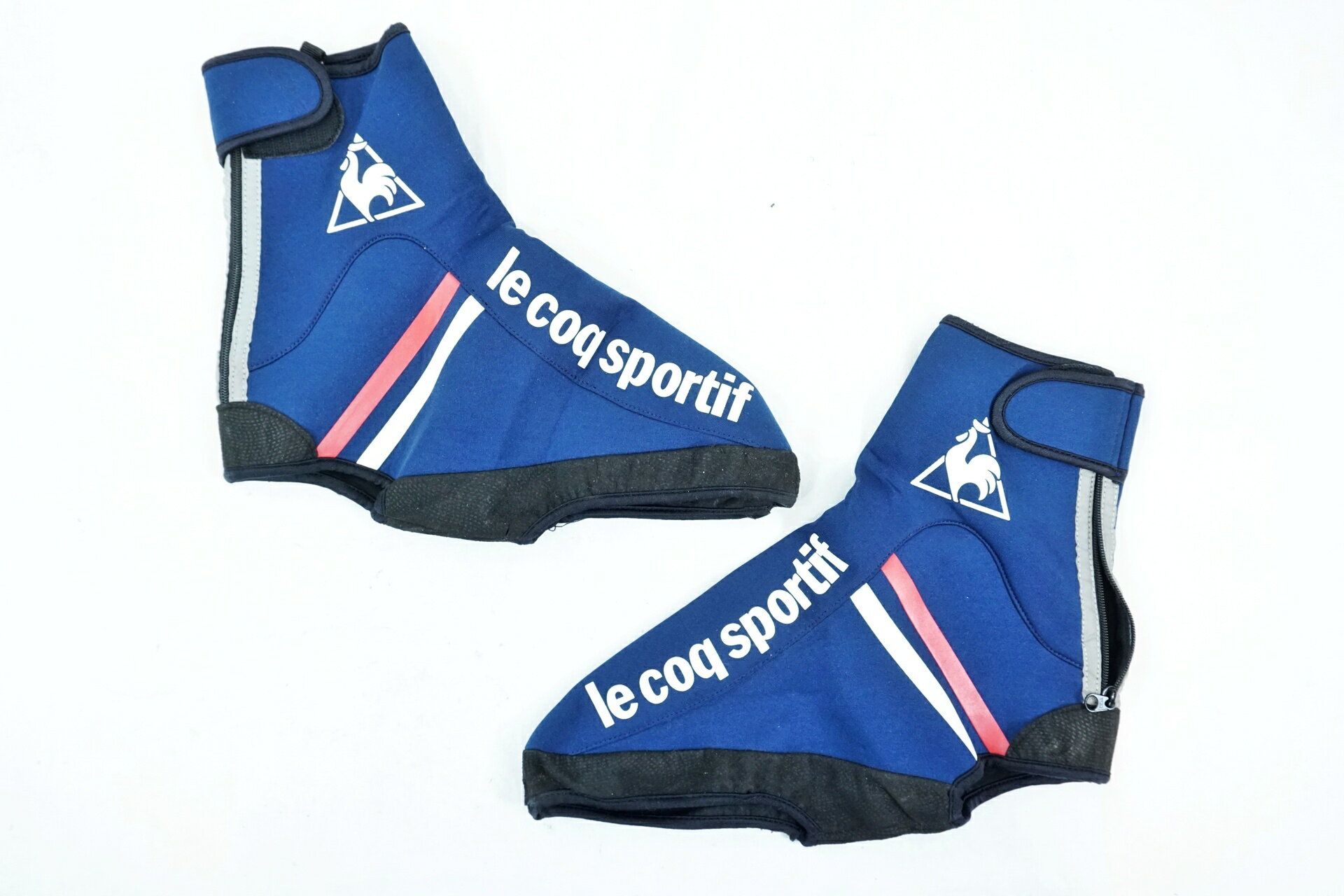 ■商品情報 ・LE COQ SPORTIF ・シューズカバー ・サイズ：L 対応：26-27.5cm ■状態 ・使用に伴う傷や汚れがございます。 ・破れが先端とかかと部分にございます。 ・マジックテープの動作は問題ございません。。 ・写真はなるべく実際の色に近づけておりますが、閲覧する環境によって色が異なる場合がございます。 ■付属品 ・なし ※画像に掲載している物で全てでございます。 ※掲載画像以外にもキズや汚れはございますが、写真の掲載可能枚数の都合上、目立つ箇所を優先的に抜粋しております。 ■注意事項【在庫について】 在庫管理は細心の注意を払い行なっておりますが、システムの都合により在庫有と表記の商品につきましても、実在庫の反映との時間差により在庫が無い場合がございます。弊社はそれに伴う全てにおいて一切の責任は負いかねます事、何卒ご了承くださいませ。ご注文頂きました商品のご用意が出来かねました場合は、お電話とメールにてキャンセルご承諾お願いのご連絡をさせて頂きます。【掲載画像について】撮影方法やお客様の閲覧環境により、実際の商品とは違った色の見え方となる場合がございます。上記理由による返品、変更、キャンセルは一切お受け致しかねますまたシステム等の不備により、商品ページに別商品が含まれている、別カラー・仕様が掲載されている、商品情報に誤表記がある場合がございますご不明点がございましたら必ずご注文前にお問い合わせくださいませ。