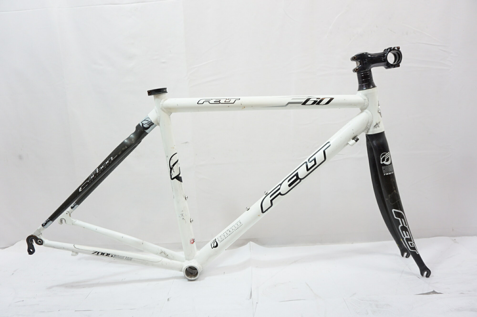 ■商品情報 メーカーサイズ:480 シートチューブ(C-T): 480mm トップチューブ(C-C):535mm(ホリゾンタル換算) 適応身長:165-175cm(目安) 重量:約2.1kg フレーム:アルミ+カーボン フロントフォーク:カーボン ジャンル：ロードバイク BB規格：BSA ステム：DEDA 70mm ブレーキ：リムブレーキ エンド幅：前100mm 後130mm 付属品：掲載しているものが全てになります。 ■状態 ・キズ多数、強いヨゴレ,ヘッドパーツ全体に錆がございますので動きがスムーズではございません。 ・ヘッドを少し締めこむとすぐヘッドの動きが悪くなります。 ■注意事項【在庫について】 在庫管理は細心の注意を払い行なっておりますが、システムの都合により在庫有と表記の商品につきましても、実在庫の反映との時間差により在庫が無い場合がございます。弊社はそれに伴う全てにおいて一切の責任は負いかねます事、何卒ご了承くださいませ。ご注文頂きました商品のご用意が出来かねました場合は、お電話とメールにてキャンセルご承諾お願いのご連絡をさせて頂きます。【掲載画像について】撮影方法やお客様の閲覧環境により、実際の商品とは違った色の見え方となる場合がございます。上記理由による返品、変更、キャンセルは一切お受け致しかねますまたシステム等の不備により、商品ページに別商品が含まれている、別カラー・仕様が掲載されている、商品情報に誤表記がある場合がございますご不明点がございましたら必ずご注文前にお問い合わせくださいませ。