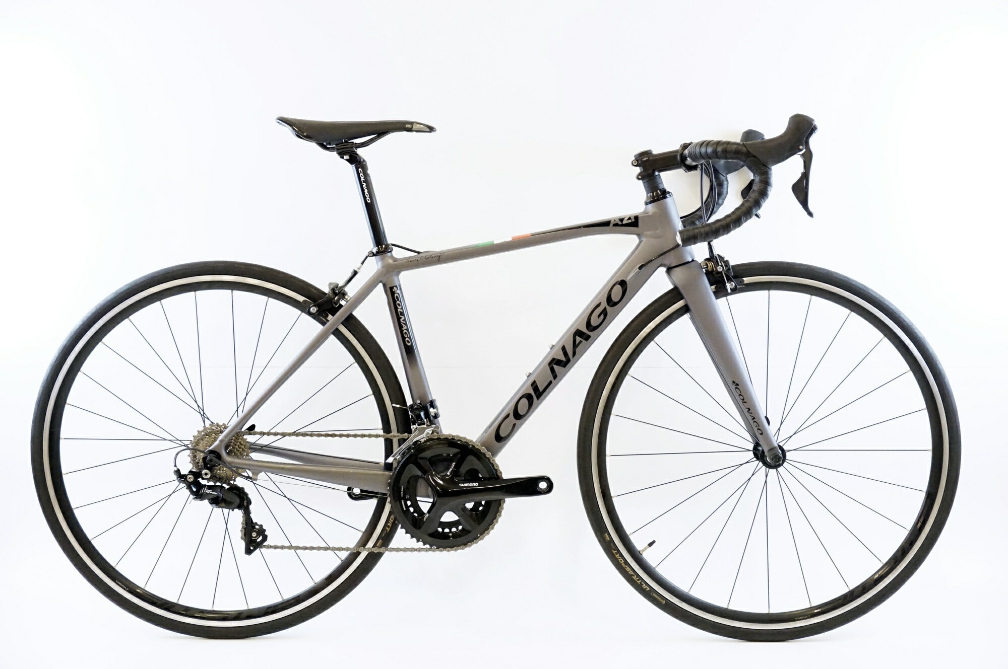 ■商品情報 メーカーサイズ:430S シートチューブ(C-T): 約440mm トップチューブ(C-C):約510mm(ホリゾンタル換算) 適応身長:155-165cm(目安) 重量:約8.45kg フレーム材質:アルミ フロントフォーク:カーボン レバー:SHIMANO 105 R7000 フロントディレイラー:SHIMANO 105 R7000 リアディレイラー:SHIMANO 105 R7000 ブレーキ:純正 クランク:SHIMANO 50-34T 170mm スプロケット:SHIMANO 105 R7000 11-28T シートポスト:純正 ハンドル:純正 400mm ステム:純正 75mm サドル:純正 ホイール:純正 タイヤ:700x25C 変速段数:2x11 付属品:なし(ペダル付属なし) ■状態 ・使用に伴うキズ等がございますが、中古品として良好な状態でございます。 ・掲載画像以外にも細かい傷や多少の汚れがございます。 ■注意事項【在庫について】 在庫管理は細心の注意を払い行なっておりますが、システムの都合により在庫有と表記の商品につきましても、実在庫の反映との時間差により在庫が無い場合がございます。弊社はそれに伴う全てにおいて一切の責任は負いかねます事、何卒ご了承くださいませ。ご注文頂きました商品のご用意が出来かねました場合は、お電話とメールにてキャンセルご承諾お願いのご連絡をさせて頂きます。【掲載画像について】撮影方法やお客様の閲覧環境により、実際の商品とは違った色の見え方となる場合がございます。上記理由による返品、変更、キャンセルは一切お受け致しかねますまたシステム等の不備により、商品ページに別商品が含まれている、別カラー・仕様が掲載されている、商品情報に誤表記がある場合がございますご不明点がございましたら必ずご注文前にお問い合わせくださいませ。