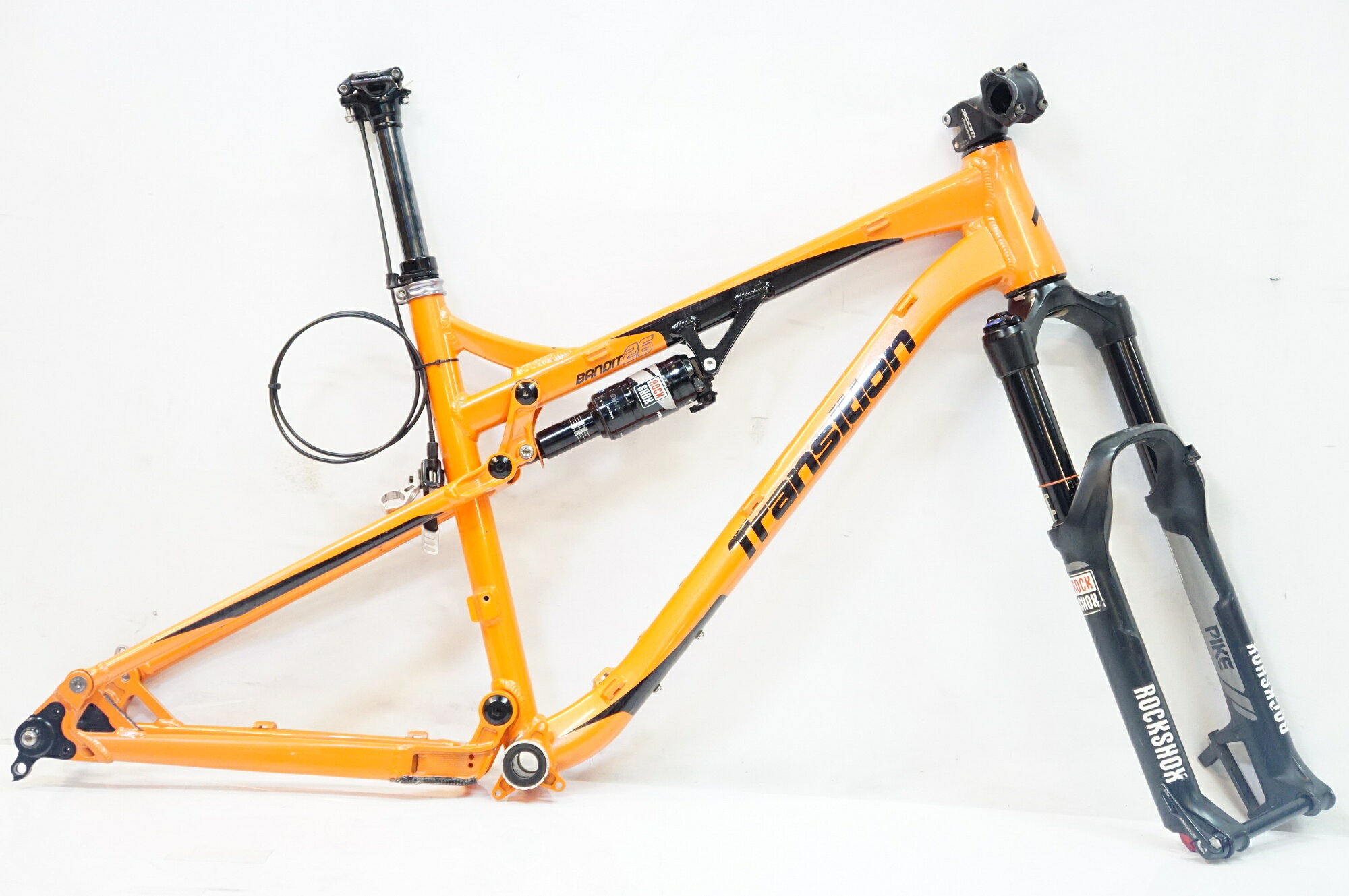 ■商品情報 サイズ: M (表記あり) シートチューブ(C-T): 約460mm トップチューブ(C-C): 約575mm (水平換算) ヘッドチューブ: 約125mm ※全て実測 適応身長: 約168-178cm (目安) 重量: 約3350g (ハンドル・シート周り含む) フレーム: アルミ Fフォーク: ROCKSHOX PIKE Rショック: ROCKSHOX MONARCH RT3 DEBONAIR ジャンル: マウンテンバイク コラム長: 約40mm (+ヘッドカバー厚約4mm) エンド幅 F: 15x100mm エンド幅 R: 12x142mm 対応ブレーキ: ディスクブレーキ ホイールサイズ: 26インチ (ETRTO 559) BB規格: JIS73 その他付属品: ステム、シートポスト ※注 (掲載されている画像の物が全てになります) ■状態 全体的に傷や汚れ等使用感が多くございます。 フォークコラム長が短くカットされているため、ポジション調整に制約がございます。 ドロッパーポストダンパー抜けあり。上げた状態で押すと沈んでしまいます。交換が必要です。 ■注意事項【在庫について】 在庫管理は細心の注意を払い行なっておりますが、システムの都合により在庫有と表記の商品につきましても、実在庫の反映との時間差により在庫が無い場合がございます。弊社はそれに伴う全てにおいて一切の責任は負いかねます事、何卒ご了承くださいませ。ご注文頂きました商品のご用意が出来かねました場合は、お電話とメールにてキャンセルご承諾お願いのご連絡をさせて頂きます。【掲載画像について】撮影方法やお客様の閲覧環境により、実際の商品とは違った色の見え方となる場合がございます。上記理由による返品、変更、キャンセルは一切お受け致しかねますまたシステム等の不備により、商品ページに別商品が含まれている、別カラー・仕様が掲載されている、商品情報に誤表記がある場合がございますご不明点がございましたら必ずご注文前にお問い合わせくださいませ。