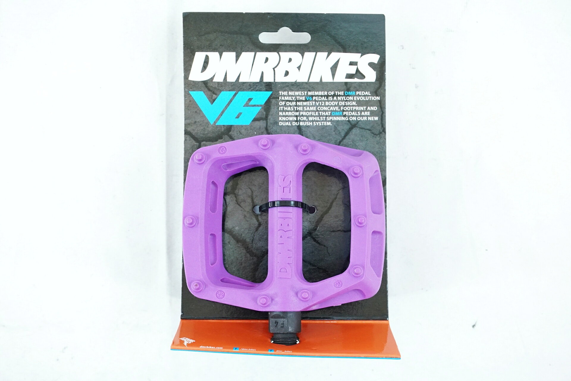 ■商品情報 ・DMR BIKES V6 ・フラットペダル ・カラーパープル ■状態 ・未使用品です。 ■付属品 ・なし ※画像に掲載している物で全てでございます。 ※掲載画像以外にもキズや汚れはございますが、写真の掲載可能枚数の都合上、目立つ箇所を優先的に抜粋しております。 ■注意事項【在庫について】 在庫管理は細心の注意を払い行なっておりますが、システムの都合により在庫有と表記の商品につきましても、実在庫の反映との時間差により在庫が無い場合がございます。弊社はそれに伴う全てにおいて一切の責任は負いかねます事、何卒ご了承くださいませ。ご注文頂きました商品のご用意が出来かねました場合は、お電話とメールにてキャンセルご承諾お願いのご連絡をさせて頂きます。【掲載画像について】撮影方法やお客様の閲覧環境により、実際の商品とは違った色の見え方となる場合がございます。上記理由による返品、変更、キャンセルは一切お受け致しかねますまたシステム等の不備により、商品ページに別商品が含まれている、別カラー・仕様が掲載されている、商品情報に誤表記がある場合がございますご不明点がございましたら必ずご注文前にお問い合わせくださいませ。