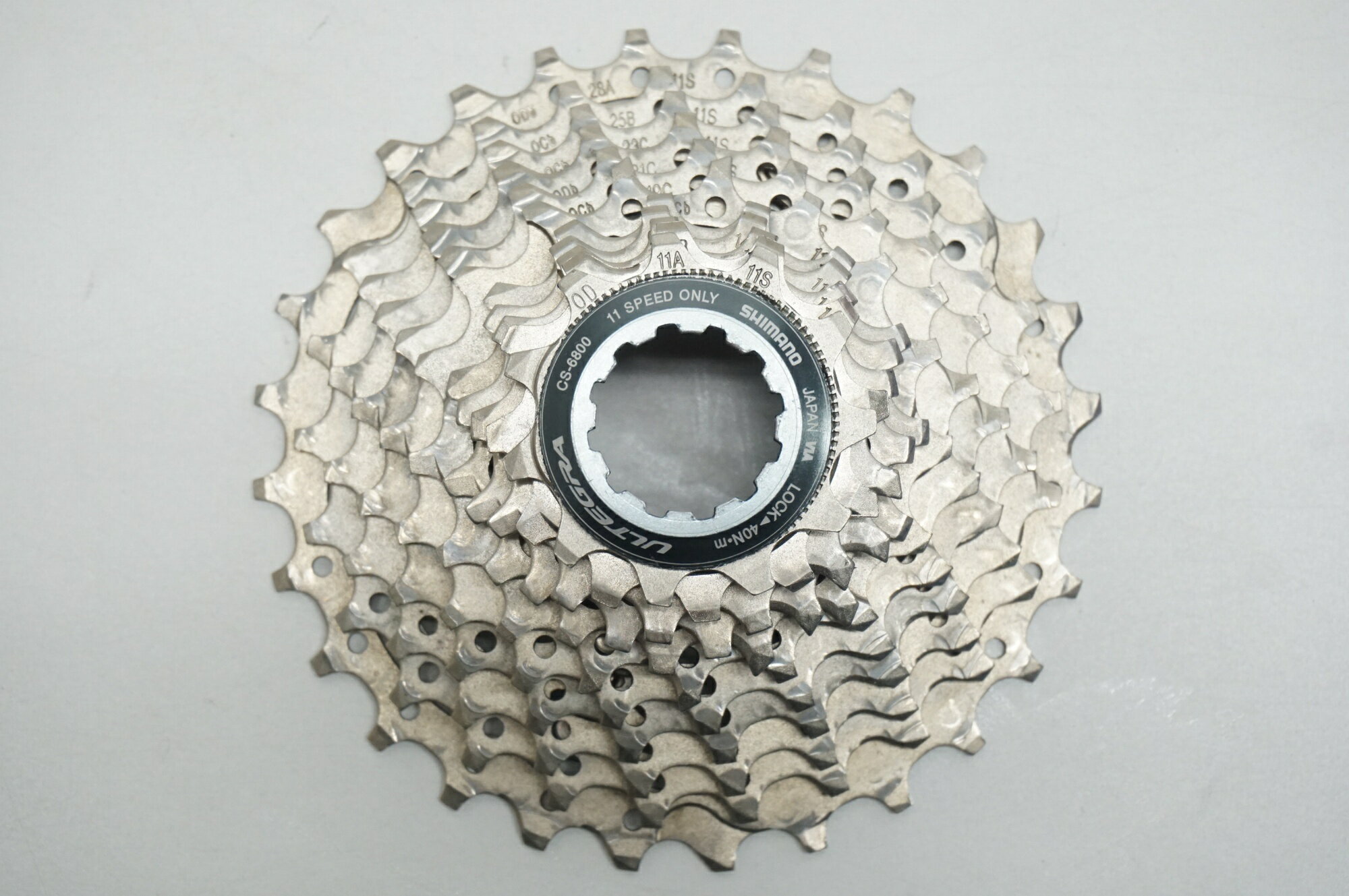 ■商品情報・歯数：11-28T・速数：11S・重量：約246g(実測値)■付属品・なし（付属品につきましては、画像に掲載しているものが全てになります。）■状態・全体的に小傷や摩耗、汚れ等の使用感がございますが、使用に問題はございません。 ■注意事項【在庫について】 在庫管理は細心の注意を払い行なっておりますが、システムの都合により在庫有と表記の商品につきましても、実在庫の反映との時間差により在庫が無い場合がございます。弊社はそれに伴う全てにおいて一切の責任は負いかねます事、何卒ご了承くださいませ。ご注文頂きました商品のご用意が出来かねました場合は、お電話とメールにてキャンセルご承諾お願いのご連絡をさせて頂きます。【掲載画像について】撮影方法やお客様の閲覧環境により、実際の商品とは違った色の見え方となる場合がございます。上記理由による返品、変更、キャンセルは一切お受け致しかねますまたシステム等の不備により、商品ページに別商品が含まれている、別カラー・仕様が掲載されている、商品情報に誤表記がある場合がございますご不明点がございましたら必ずご注文前にお問い合わせくださいませ。