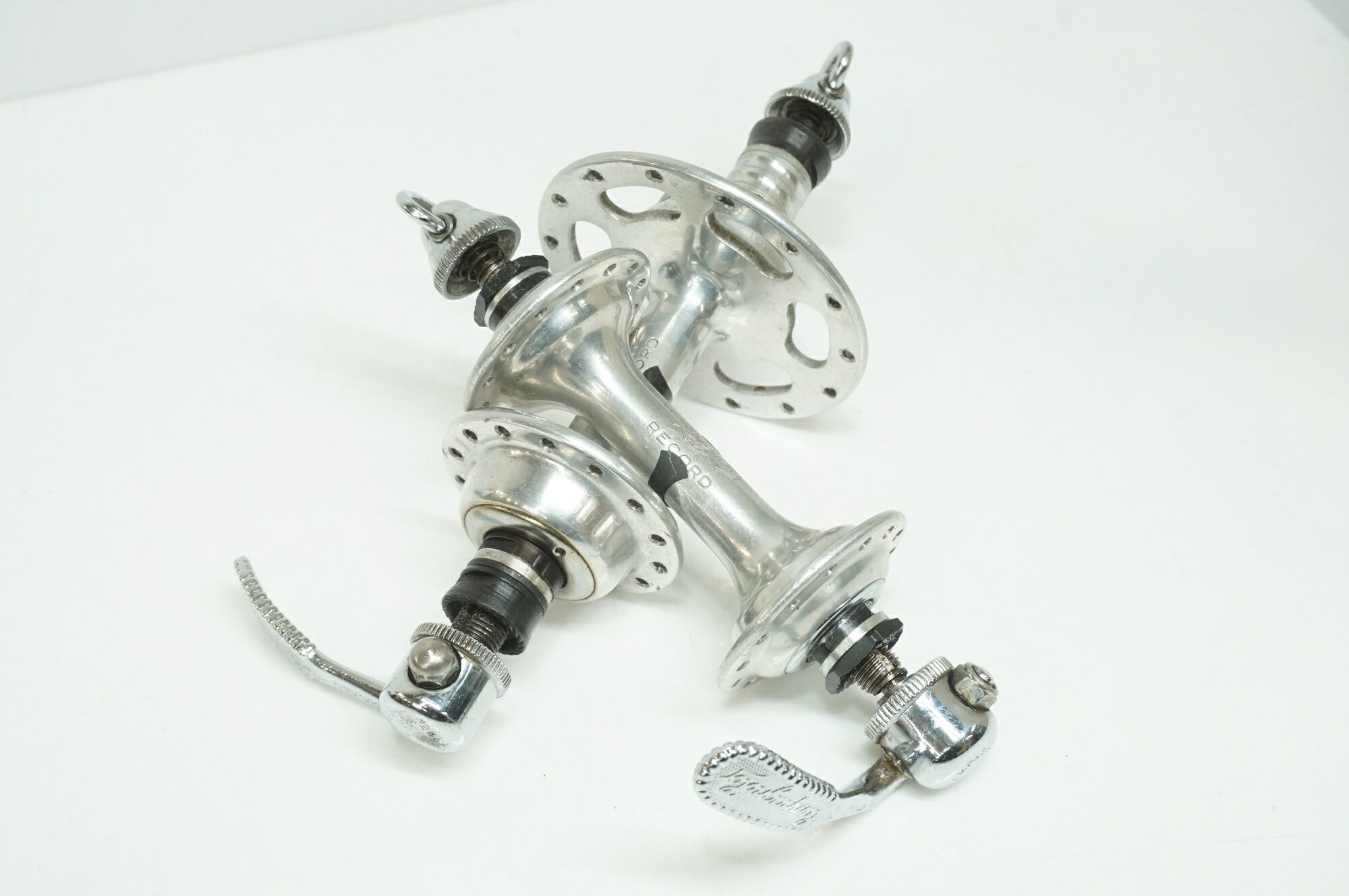 ■商品情報 24/32H 100/130mm ボスフリー リアHi-Loハブ ■状態 使用に伴う小キズがございますが、中古品として比較的良好な状態でございます。 フロント軸の回転にゴロつきがございます。 写真はなるべく実際の色に近付けておりますが、閲覧する環境によって色が異なる場合がございます。 ■付属品 掲載している画像の物が全てになります。 ※掲載されていない物は欠品となります。 　また、欠品している物は取り寄せなど出来かねる為予めご了承ください。 ■注意事項【在庫について】 在庫管理は細心の注意を払い行なっておりますが、システムの都合により在庫有と表記の商品につきましても、実在庫の反映との時間差により在庫が無い場合がございます。弊社はそれに伴う全てにおいて一切の責任は負いかねます事、何卒ご了承くださいませ。ご注文頂きました商品のご用意が出来かねました場合は、お電話とメールにてキャンセルご承諾お願いのご連絡をさせて頂きます。【掲載画像について】撮影方法やお客様の閲覧環境により、実際の商品とは違った色の見え方となる場合がございます。上記理由による返品、変更、キャンセルは一切お受け致しかねますまたシステム等の不備により、商品ページに別商品が含まれている、別カラー・仕様が掲載されている、商品情報に誤表記がある場合がございますご不明点がございましたら必ずご注文前にお問い合わせくださいませ。