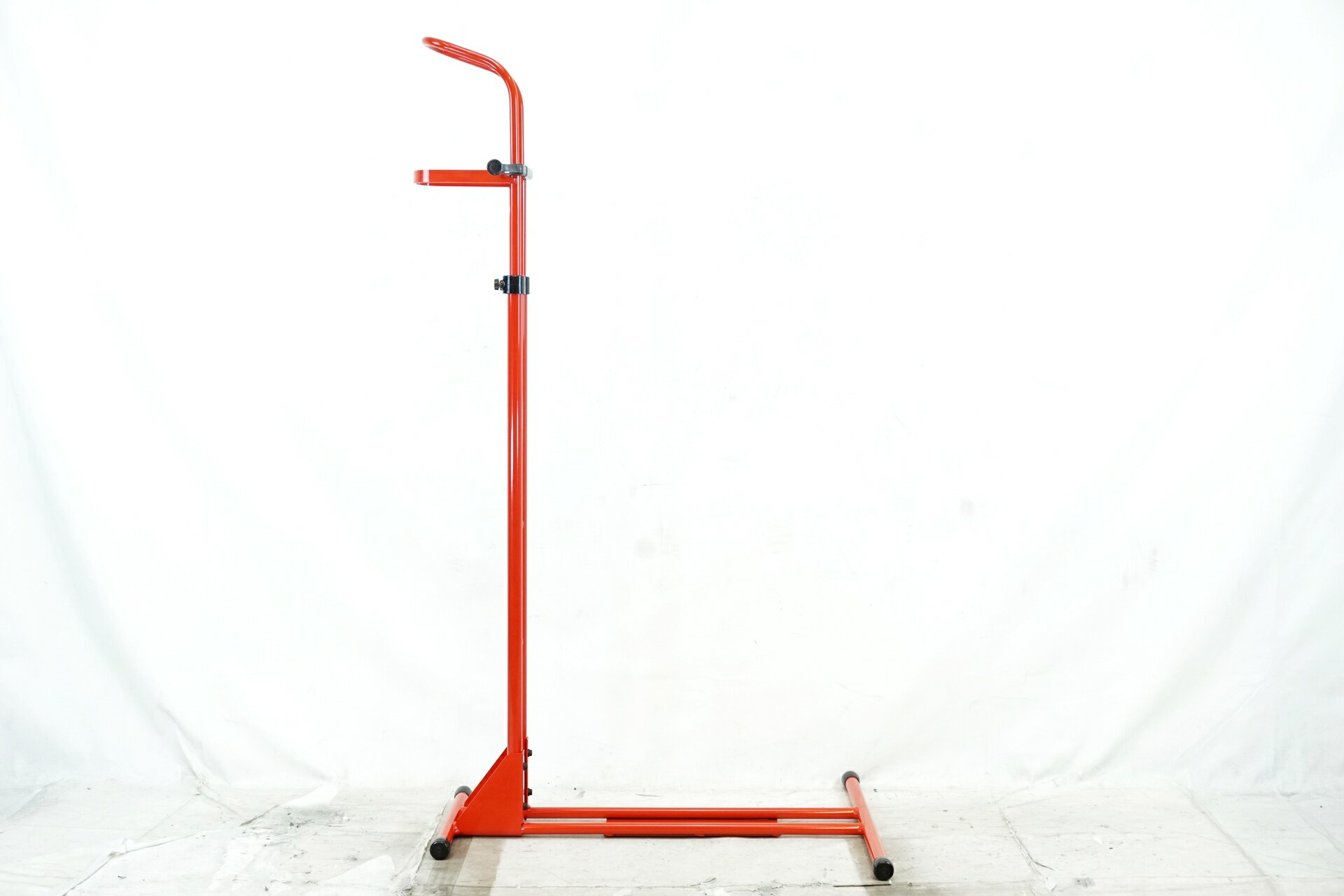 ■商品情報 ・IWA A01V バイクスタンド ・縦置き/横置き 可能 ・20-29インチ対応(700C可) ・タイヤ幅：82mm(3.2インチ) ・本体サイズ：幅520mm×奥行650mm×高さ1160-1830mm ■状態 ・使用に伴う傷、劣化や汚れがございます。 ・引っ掛ける部分に日焼けや劣化が見受けられます。 ・固着や大きな損傷はないため、問題なくご使用いただけます。 ・発送時には簡易分解を行った状態で梱包をさせていただきます。 ・組み立て時には別途工具のご準備が必要です。 ■付属品 ・なし ※画像に掲載している物で全てでございます。 ※掲載画像以外にもキズや汚れはございますが、写真の掲載可能枚数の都合上、目立つ箇所を優先的に抜粋しております。 ■注意事項【在庫について】 在庫管理は細心の注意を払い行なっておりますが、システムの都合により在庫有と表記の商品につきましても、実在庫の反映との時間差により在庫が無い場合がございます。弊社はそれに伴う全てにおいて一切の責任は負いかねます事、何卒ご了承くださいませ。ご注文頂きました商品のご用意が出来かねました場合は、お電話とメールにてキャンセルご承諾お願いのご連絡をさせて頂きます。【掲載画像について】撮影方法やお客様の閲覧環境により、実際の商品とは違った色の見え方となる場合がございます。上記理由による返品、変更、キャンセルは一切お受け致しかねますまたシステム等の不備により、商品ページに別商品が含まれている、別カラー・仕様が掲載されている、商品情報に誤表記がある場合がございますご不明点がございましたら必ずご注文前にお問い合わせくださいませ。