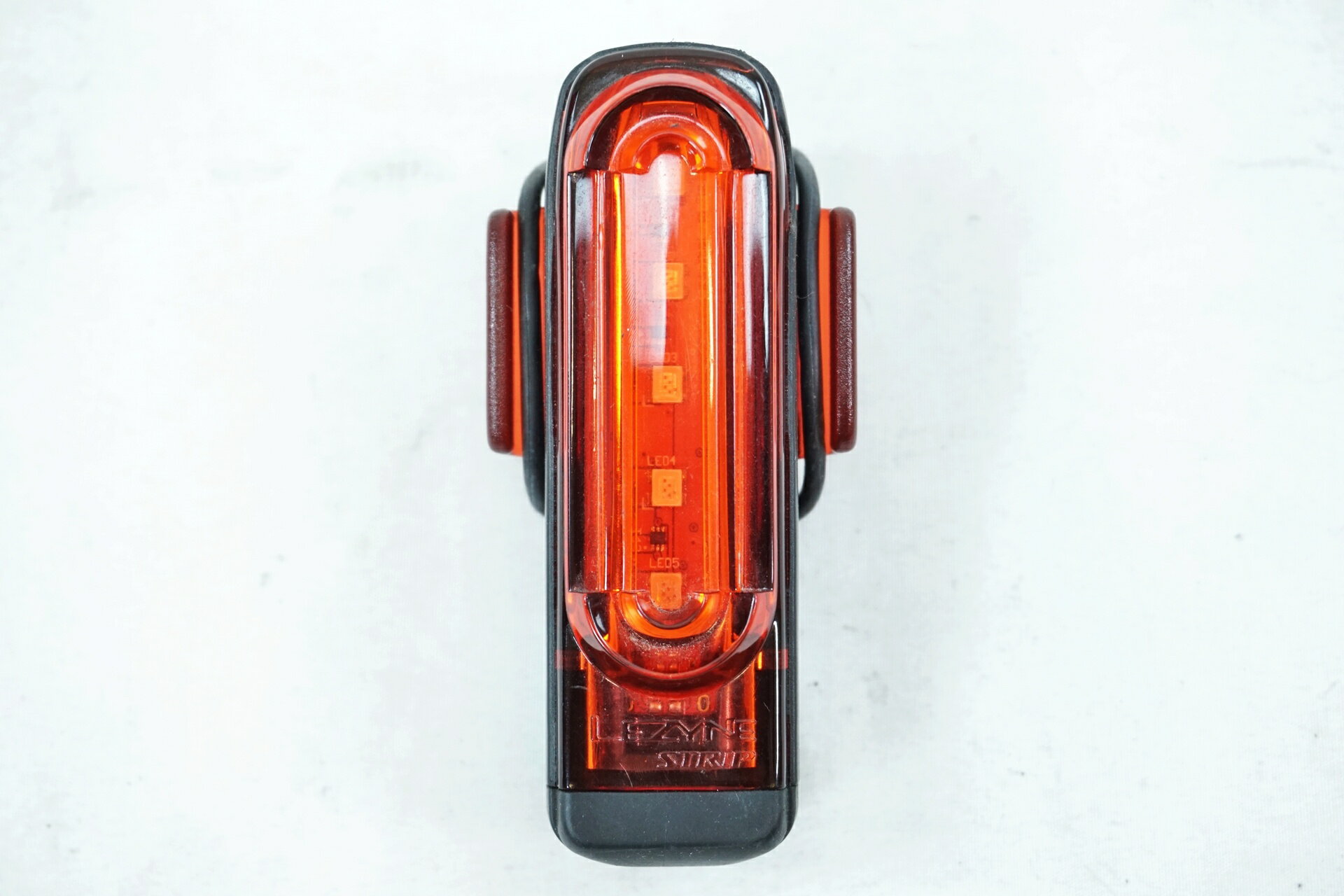 ■商品情報 ・LEZYNE STRAP ALERT 150 ・リアライト ・充電式：Micro-USB ・色：赤 ■状態 ・使用に伴う傷や汚れがございます。 ・動作確認済みですので問題なくご使用いただけます。 ・ゴムに劣化が見受けられます。 ・ゴムの長さが短い為、取り付けるヶ所によっては別途ゴムが必要になります。 ■付属品 ・なし ※画像に掲載している物で全てでございます。 ※掲載画像以外にもキズや汚れはございますが、写真の掲載可能枚数の都合上、目立つ箇所を優先的に抜粋しております。 ■注意事項【在庫について】 在庫管理は細心の注意を払い行なっておりますが、システムの都合により在庫有と表記の商品につきましても、実在庫の反映との時間差により在庫が無い場合がございます。弊社はそれに伴う全てにおいて一切の責任は負いかねます事、何卒ご了承くださいませ。ご注文頂きました商品のご用意が出来かねました場合は、お電話とメールにてキャンセルご承諾お願いのご連絡をさせて頂きます。【掲載画像について】撮影方法やお客様の閲覧環境により、実際の商品とは違った色の見え方となる場合がございます。上記理由による返品、変更、キャンセルは一切お受け致しかねますまたシステム等の不備により、商品ページに別商品が含まれている、別カラー・仕様が掲載されている、商品情報に誤表記がある場合がございますご不明点がございましたら必ずご注文前にお問い合わせくださいませ。