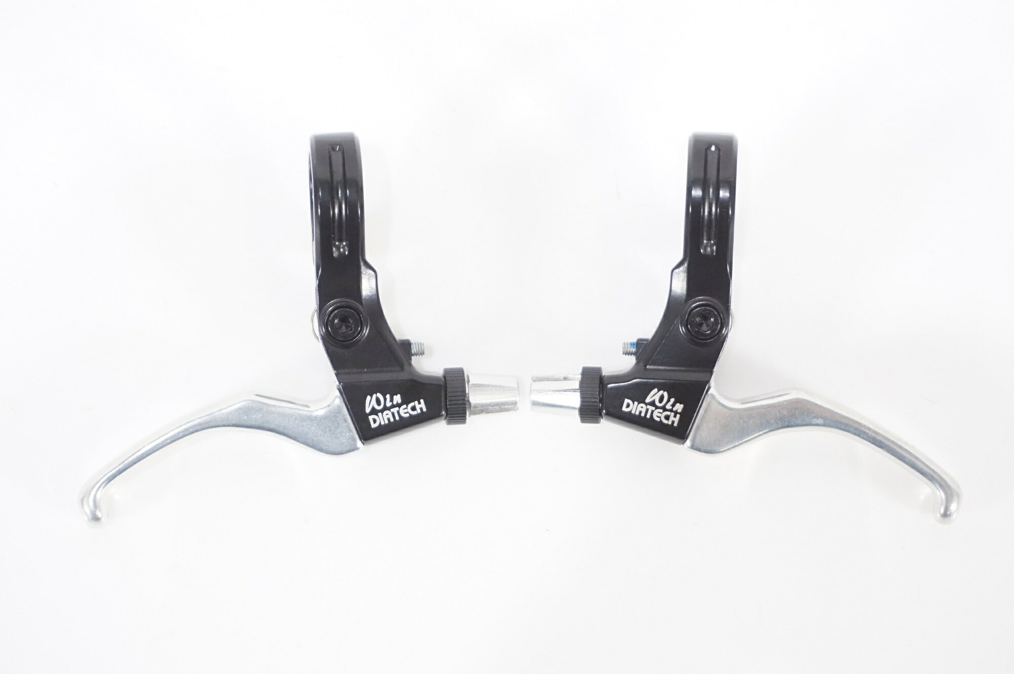 ■商品情報 ・クランプ径: 22.2mm ■状態 ・使用に伴うキズ、スレがございます。 ■付属品 ※画像に掲載している物で全てでございます。 ※画像にないものは欠品となりますためご注意ください。 ※掲載画像以外にもキズや汚れはございますが、写真の掲載可能枚数の都合上、目立つ箇所を優先的に抜粋しております。 ■注意事項【在庫について】 在庫管理は細心の注意を払い行なっておりますが、システムの都合により在庫有と表記の商品につきましても、実在庫の反映との時間差により在庫が無い場合がございます。弊社はそれに伴う全てにおいて一切の責任は負いかねます事、何卒ご了承くださいませ。ご注文頂きました商品のご用意が出来かねました場合は、お電話とメールにてキャンセルご承諾お願いのご連絡をさせて頂きます。【掲載画像について】撮影方法やお客様の閲覧環境により、実際の商品とは違った色の見え方となる場合がございます。上記理由による返品、変更、キャンセルは一切お受け致しかねますまたシステム等の不備により、商品ページに別商品が含まれている、別カラー・仕様が掲載されている、商品情報に誤表記がある場合がございますご不明点がございましたら必ずご注文前にお問い合わせくださいませ。