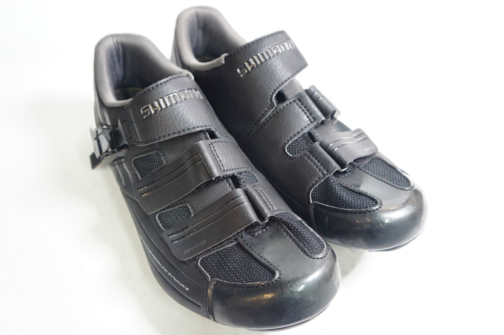 ■商品情報 ・SPD / SPD-SL兼用モデル(SPD用アダプター付属) ・サイズEU43 / US8.9 / 27.2CM ■状態 ・使用に伴う小傷やソールの摩耗がございますが、大きなダメージは無く比較的良好な状態です。 ■付属品 ・掲載しているものが全てになります。 ■注意事項【在庫について】 在庫管理は細心の注意を払い行なっておりますが、システムの都合により在庫有と表記の商品につきましても、実在庫の反映との時間差により在庫が無い場合がございます。弊社はそれに伴う全てにおいて一切の責任は負いかねます事、何卒ご了承くださいませ。ご注文頂きました商品のご用意が出来かねました場合は、お電話とメールにてキャンセルご承諾お願いのご連絡をさせて頂きます。【掲載画像について】撮影方法やお客様の閲覧環境により、実際の商品とは違った色の見え方となる場合がございます。上記理由による返品、変更、キャンセルは一切お受け致しかねますまたシステム等の不備により、商品ページに別商品が含まれている、別カラー・仕様が掲載されている、商品情報に誤表記がある場合がございますご不明点がございましたら必ずご注文前にお問い合わせくださいませ。
