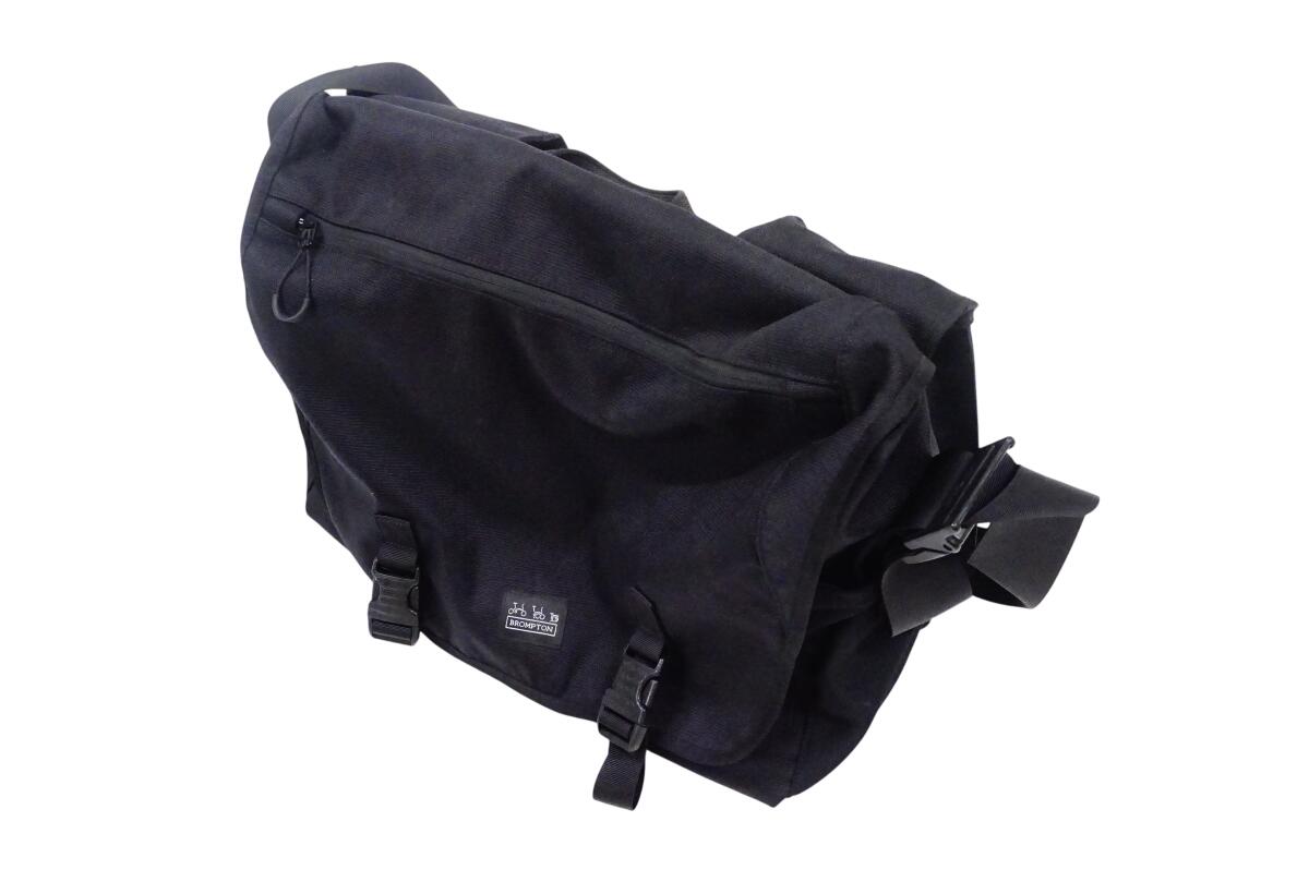 ■詳細 ・サイズ：23L ■状態 ・使用に伴う小キズや汚れ等がございますが、大きなダメージ等はなく中古品としては比較的良好な状態です。 【付属品】 ※画像に掲載している物で全てでございます。 ※画像にないものは欠品となりますためご注意ください。 ■注意事項【在庫について】 在庫管理は細心の注意を払い行なっておりますが、システムの都合により在庫有と表記の商品につきましても、実在庫の反映との時間差により在庫が無い場合がございます。弊社はそれに伴う全てにおいて一切の責任は負いかねます事、何卒ご了承くださいませ。ご注文頂きました商品のご用意が出来かねました場合は、お電話とメールにてキャンセルご承諾お願いのご連絡をさせて頂きます。【掲載画像について】撮影方法やお客様の閲覧環境により、実際の商品とは違った色の見え方となる場合がございます。上記理由による返品、変更、キャンセルは一切お受け致しかねますまたシステム等の不備により、商品ページに別商品が含まれている、別カラー・仕様が掲載されている、商品情報に誤表記がある場合がございますご不明点がございましたら必ずご注文前にお問い合わせくださいませ。
