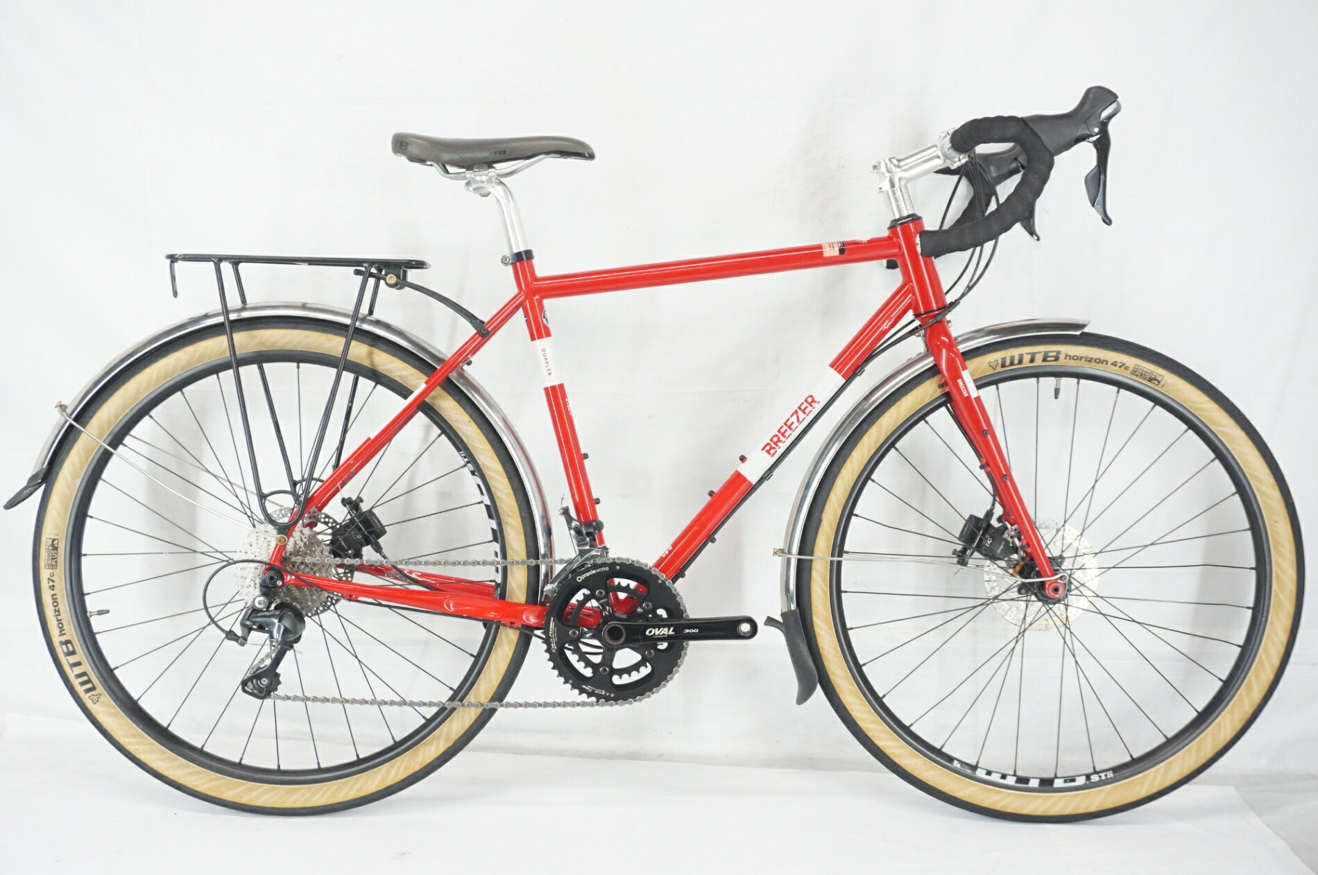 ■商品情報メーカーサイズ:Sシートチューブ(C-T): 520mmトップチューブ(C-C):545mm(ホリゾンタル換算)適応身長:168-175cm(目安)重量:約13.2kgフレーム材質:クロモリシフター:SHIMANO TIAGRA 4700ブレーキ:TRPクランク:OVAL 48-32T 172.5mmスプロケット:SHIMANO 11-34Tシートポスト:純正ハンドル:純正ステム:純正サドル:WTBホイール:純正タイヤ:650 x 47c変速段数:1x10付属品:なし(ペダル付属なし)■状態全体的にキズやヨゴレ、使用感がございます。スポーク曲がりがあり、Fホイールがかなり振れていますので修理又は交換が必要です。グリップ交換済みでその他の消耗品には摩耗がございますが、現状での走行や使用に問題のない状態です。※掲載画像以外にもキズや汚れはございますが、写真の掲載可能枚数の都合上、目立つ箇所を優先的に抜粋しております。■配送方法 ※アートセッティングデリバリー家財おまかせ便での配送となります。 ■注意事項【在庫について】 在庫管理は細心の注意を払い行なっておりますが、システムの都合により在庫有と表記の商品につきましても、実在庫の反映との時間差により在庫が無い場合がございます。弊社はそれに伴う全てにおいて一切の責任は負いかねます事、何卒ご了承くださいませ。ご注文頂きました商品のご用意が出来かねました場合は、お電話とメールにてキャンセルご承諾お願いのご連絡をさせて頂きます。【掲載画像について】撮影方法やお客様の閲覧環境により、実際の商品とは違った色の見え方となる場合がございます。上記理由による返品、変更、キャンセルは一切お受け致しかねますまたシステム等の不備により、商品ページに別商品が含まれている、別カラー・仕様が掲載されている、商品情報に誤表記がある場合がございますご不明点がございましたら必ずご注文前にお問い合わせくださいませ。