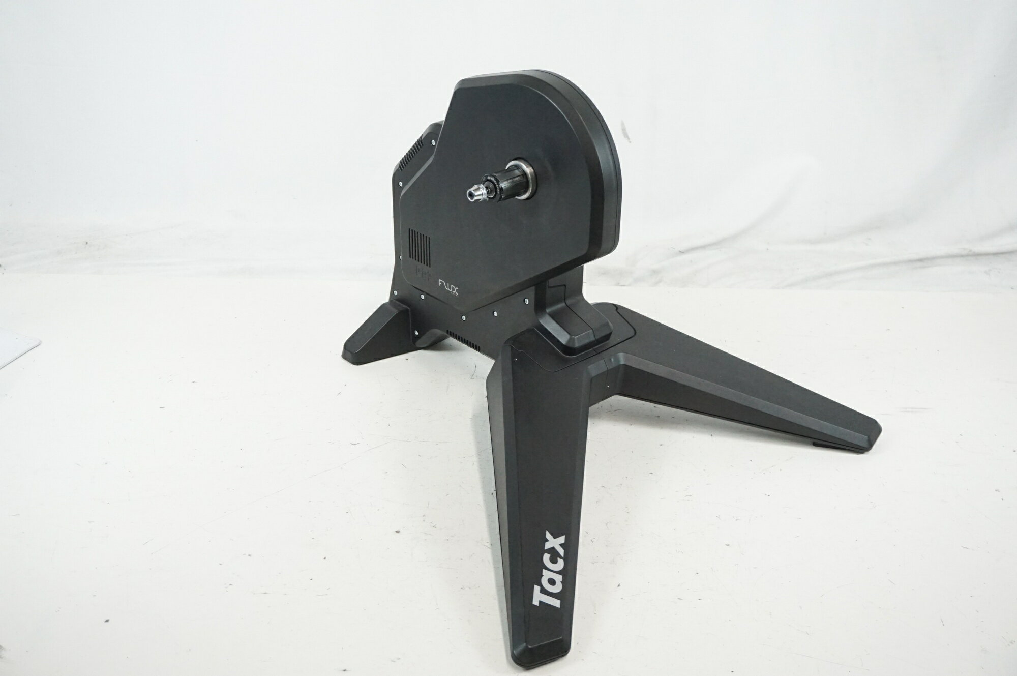 ■状態 ・使用に伴う小傷、汚れ等がございます。 ・動作確認済みです。 ・フットパーツに小さな凹みがございます。 ・フットパーツと本体の接続部に若干隙間がございます。 ※製造時の誤差なのか使用してそうなったかは不明。動作には影響なし。 ■付属品 ・掲載しているものが全てになります。 ・電源ケーブル ・クイックレバー ・説明書等の付属なし。 ・箱(保管時の汚れや破れあり) ※発送時は外箱に直接発送伝票をお貼りして発送します。 ■注意事項【在庫について】 在庫管理は細心の注意を払い行なっておりますが、システムの都合により在庫有と表記の商品につきましても、実在庫の反映との時間差により在庫が無い場合がございます。弊社はそれに伴う全てにおいて一切の責任は負いかねます事、何卒ご了承くださいませ。ご注文頂きました商品のご用意が出来かねました場合は、お電話とメールにてキャンセルご承諾お願いのご連絡をさせて頂きます。【掲載画像について】撮影方法やお客様の閲覧環境により、実際の商品とは違った色の見え方となる場合がございます。上記理由による返品、変更、キャンセルは一切お受け致しかねますまたシステム等の不備により、商品ページに別商品が含まれている、別カラー・仕様が掲載されている、商品情報に誤表記がある場合がございますご不明点がございましたら必ずご注文前にお問い合わせくださいませ。