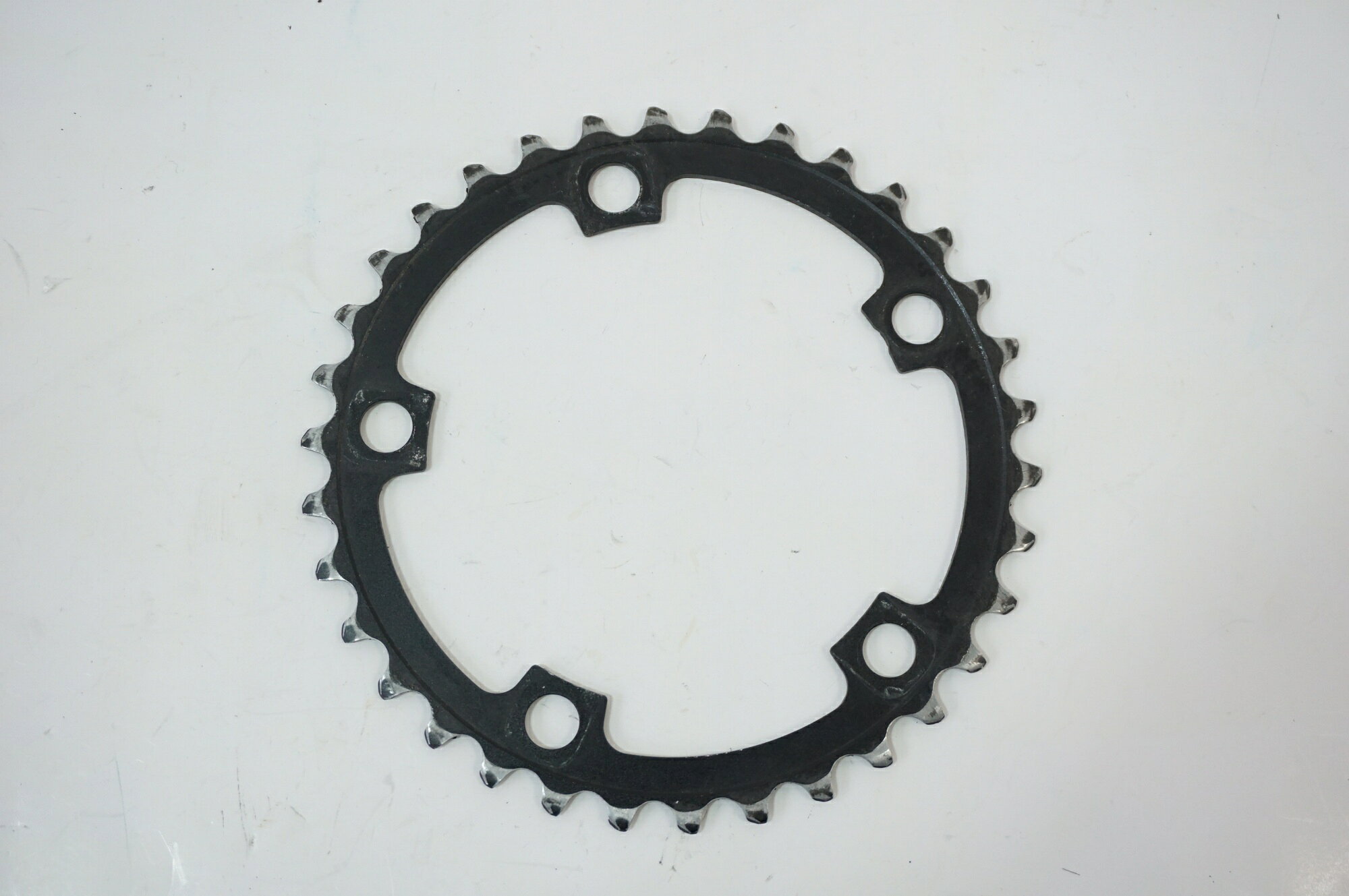 ■商品情報 ・34T 11SPD ■状態 ・使用に伴うキズ、ヨゴレがございます。 ■付属品 ・掲載しているものがすべてになります。 ■注意事項【在庫について】 在庫管理は細心の注意を払い行なっておりますが、システムの都合により在庫有と表記の商品につきましても、実在庫の反映との時間差により在庫が無い場合がございます。弊社はそれに伴う全てにおいて一切の責任は負いかねます事、何卒ご了承くださいませ。ご注文頂きました商品のご用意が出来かねました場合は、お電話とメールにてキャンセルご承諾お願いのご連絡をさせて頂きます。【掲載画像について】撮影方法やお客様の閲覧環境により、実際の商品とは違った色の見え方となる場合がございます。上記理由による返品、変更、キャンセルは一切お受け致しかねますまたシステム等の不備により、商品ページに別商品が含まれている、別カラー・仕様が掲載されている、商品情報に誤表記がある場合がございますご不明点がございましたら必ずご注文前にお問い合わせくださいませ。