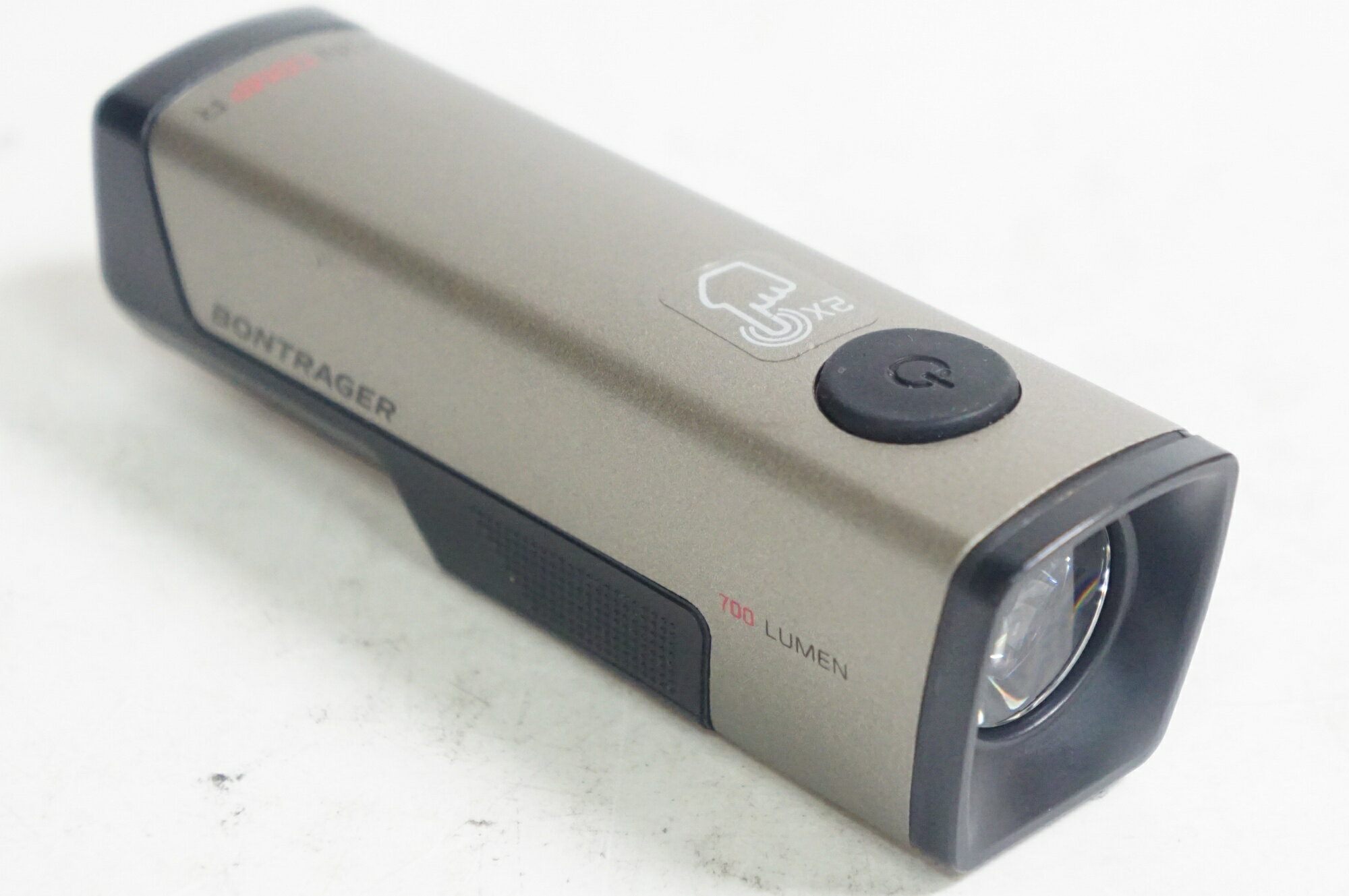 ■商品情報 ・USB充電タイプ(Type-B(2.0)端子) ※充電ケーブルは付属いたしません。 ■状態 ・少々擦れがございますが、全体的に使用感は少なく良好な状態です。 ※具体的なバッテリー持ち時間は未検証のため不明です。 ■付属品 ・Blendr デュオベース ・Blendr MTB Ion ライトマウント ■注意事項【在庫について】 在庫管理は細心の注意を払い行なっておりますが、システムの都合により在庫有と表記の商品につきましても、実在庫の反映との時間差により在庫が無い場合がございます。弊社はそれに伴う全てにおいて一切の責任は負いかねます事、何卒ご了承くださいませ。ご注文頂きました商品のご用意が出来かねました場合は、お電話とメールにてキャンセルご承諾お願いのご連絡をさせて頂きます。【掲載画像について】撮影方法やお客様の閲覧環境により、実際の商品とは違った色の見え方となる場合がございます。上記理由による返品、変更、キャンセルは一切お受け致しかねますまたシステム等の不備により、商品ページに別商品が含まれている、別カラー・仕様が掲載されている、商品情報に誤表記がある場合がございますご不明点がございましたら必ずご注文前にお問い合わせくださいませ。