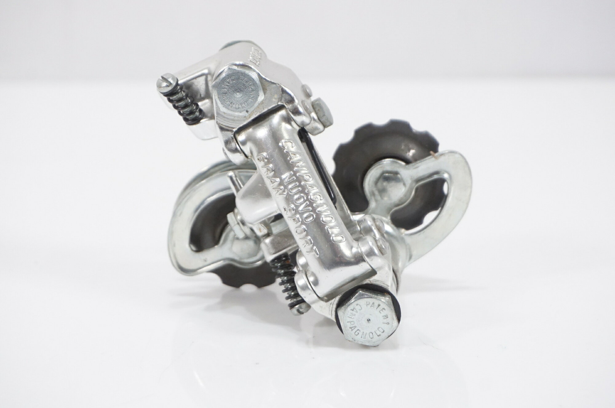 ■商品情報 ・RD ■状態 ・使用感少なく良好ですが、経年劣化によるサビが少しございます。 ■付属品 ※画像に掲載している物で全てでございます。 ※画像にないものは欠品となりますためご注意ください。 ※掲載画像以外にもキズや汚れはございますが、写真の掲載可能枚数の都合上、目立つ箇所を優先的に抜粋しております。 ■注意事項【在庫について】 在庫管理は細心の注意を払い行なっておりますが、システムの都合により在庫有と表記の商品につきましても、実在庫の反映との時間差により在庫が無い場合がございます。弊社はそれに伴う全てにおいて一切の責任は負いかねます事、何卒ご了承くださいませ。ご注文頂きました商品のご用意が出来かねました場合は、お電話とメールにてキャンセルご承諾お願いのご連絡をさせて頂きます。【掲載画像について】撮影方法やお客様の閲覧環境により、実際の商品とは違った色の見え方となる場合がございます。上記理由による返品、変更、キャンセルは一切お受け致しかねますまたシステム等の不備により、商品ページに別商品が含まれている、別カラー・仕様が掲載されている、商品情報に誤表記がある場合がございますご不明点がございましたら必ずご注文前にお問い合わせくださいませ。