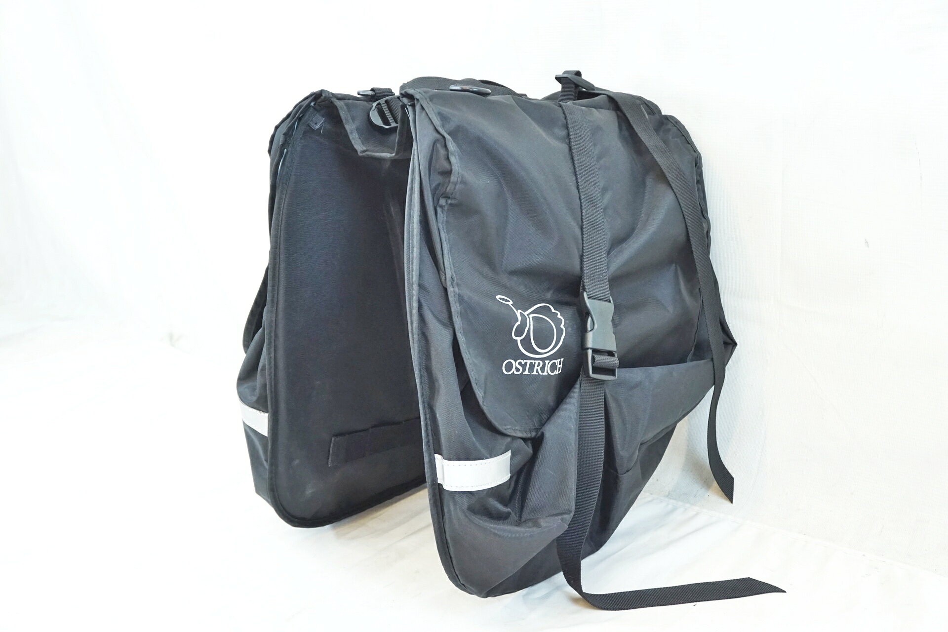 ■商品情報 ・OSTRICH P-115 ・パニアバッグ ・カラー：黒 ・容量：12.5ℓx2 ・サイズ：H360×W330×D100 ・重量：800g ■状態 ・表側は目立つ汚れや傷は見受けられません。 ・裏側に取付痕や汚れが見受けられます。 ・破れや目立つ傷はないため、問題なくご使用いただけます。 ■付属品 ・なし ※画像に掲載している物で全てでございます。 ※掲載画像以外にもキズや汚れはございますが、写真の掲載可能枚数の都合上、目立つ箇所を優先的に抜粋しております。 ■注意事項【在庫について】 在庫管理は細心の注意を払い行なっておりますが、システムの都合により在庫有と表記の商品につきましても、実在庫の反映との時間差により在庫が無い場合がございます。弊社はそれに伴う全てにおいて一切の責任は負いかねます事、何卒ご了承くださいませ。ご注文頂きました商品のご用意が出来かねました場合は、お電話とメールにてキャンセルご承諾お願いのご連絡をさせて頂きます。【掲載画像について】撮影方法やお客様の閲覧環境により、実際の商品とは違った色の見え方となる場合がございます。上記理由による返品、変更、キャンセルは一切お受け致しかねますまたシステム等の不備により、商品ページに別商品が含まれている、別カラー・仕様が掲載されている、商品情報に誤表記がある場合がございますご不明点がございましたら必ずご注文前にお問い合わせくださいませ。