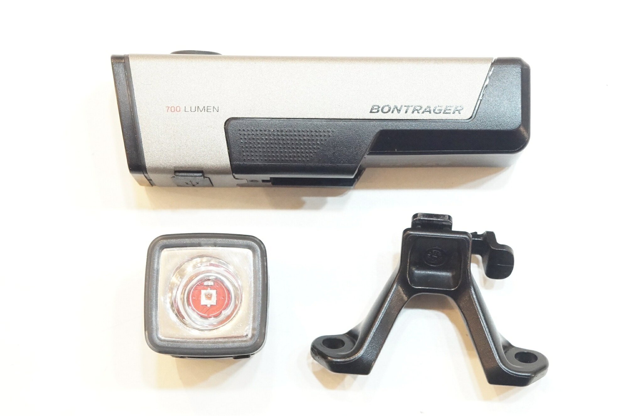 ■状態 使用に伴う小キズがございますが、中古品として比較的良好な状態でございます。 リアライトに僅かなベタつきがございます。 写真はなるべく実際の色に近付けておりますが、閲覧する環境によって色が異なる場合がございます。 ■付属品 掲載している画像の物が全てになります。 ※掲載されていない物は欠品となります。 　また、欠品している物は取り寄せなど出来かねる為予めご了承ください。 ■注意事項【在庫について】 在庫管理は細心の注意を払い行なっておりますが、システムの都合により在庫有と表記の商品につきましても、実在庫の反映との時間差により在庫が無い場合がございます。弊社はそれに伴う全てにおいて一切の責任は負いかねます事、何卒ご了承くださいませ。ご注文頂きました商品のご用意が出来かねました場合は、お電話とメールにてキャンセルご承諾お願いのご連絡をさせて頂きます。【掲載画像について】撮影方法やお客様の閲覧環境により、実際の商品とは違った色の見え方となる場合がございます。上記理由による返品、変更、キャンセルは一切お受け致しかねますまたシステム等の不備により、商品ページに別商品が含まれている、別カラー・仕様が掲載されている、商品情報に誤表記がある場合がございますご不明点がございましたら必ずご注文前にお問い合わせくださいませ。