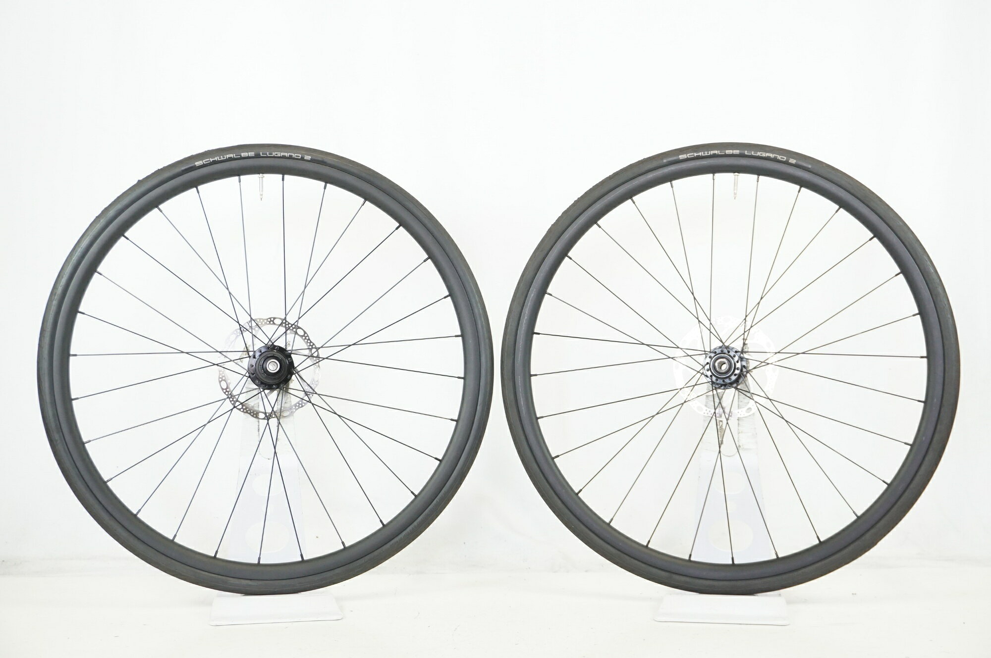 ■商品情報 サイズ：700C リム外幅：約24mm(実測) リムタイプ：CL ブレーキタイプ：ディスクブレーキ フリータイプ：SHIMANO 11s (ROAD 12s) 重量 F：約1440g (画像の状態の実測値) 重量 R：約1620g (画像の状態の実測値) エンド幅 F：12x100mm エンド幅 R：12x142mm その他付属品：ローター(TEKTRO厚さ1.9mm程度) (画像に掲載しているものが全てになります。) ■状態 ・使用に伴う傷、汚れ等がございます。 ・1.0-1.5mm程度の振れがございます。 ・ハブの回転に目立つゴリ感やガタつきはございません。 ・中古商品のため、タイヤの状態は保証外です。リム保護の為の緩衝材とお考えください。 ■注意事項【在庫について】 在庫管理は細心の注意を払い行なっておりますが、システムの都合により在庫有と表記の商品につきましても、実在庫の反映との時間差により在庫が無い場合がございます。弊社はそれに伴う全てにおいて一切の責任は負いかねます事、何卒ご了承くださいませ。ご注文頂きました商品のご用意が出来かねました場合は、お電話とメールにてキャンセルご承諾お願いのご連絡をさせて頂きます。【掲載画像について】撮影方法やお客様の閲覧環境により、実際の商品とは違った色の見え方となる場合がございます。上記理由による返品、変更、キャンセルは一切お受け致しかねますまたシステム等の不備により、商品ページに別商品が含まれている、別カラー・仕様が掲載されている、商品情報に誤表記がある場合がございますご不明点がございましたら必ずご注文前にお問い合わせくださいませ。