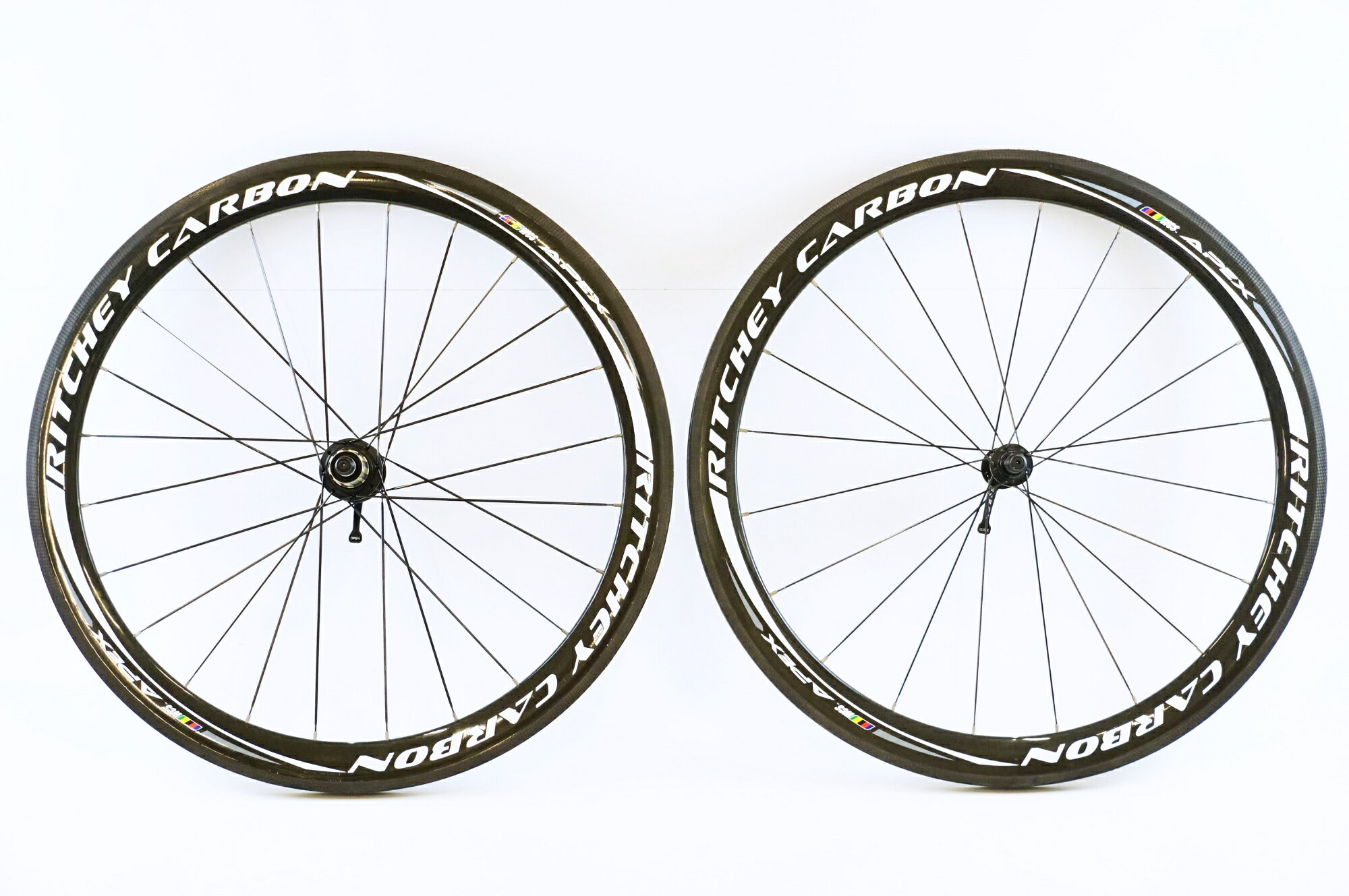 ■商品情報 サイズ：700c リムタイプ：チューブラー フリータイプ：SHIMANO11S 重量 F：約650g（実測） 重量 R：約900g（実測） エンド幅 F：100mm エンド幅 R：130mm ブレーキタイプ：リムブレーキ その他付属品：モデル不明クイックリリース ■状態 ・振れ1mm程度です。ハブの回転にガタ/ゴリ感は見られません。 ・掲載画像以外にも細かい傷や多少の汚れがございます。 ■注意事項【在庫について】 在庫管理は細心の注意を払い行なっておりますが、システムの都合により在庫有と表記の商品につきましても、実在庫の反映との時間差により在庫が無い場合がございます。弊社はそれに伴う全てにおいて一切の責任は負いかねます事、何卒ご了承くださいませ。ご注文頂きました商品のご用意が出来かねました場合は、お電話とメールにてキャンセルご承諾お願いのご連絡をさせて頂きます。【掲載画像について】撮影方法やお客様の閲覧環境により、実際の商品とは違った色の見え方となる場合がございます。上記理由による返品、変更、キャンセルは一切お受け致しかねますまたシステム等の不備により、商品ページに別商品が含まれている、別カラー・仕様が掲載されている、商品情報に誤表記がある場合がございますご不明点がございましたら必ずご注文前にお問い合わせくださいませ。