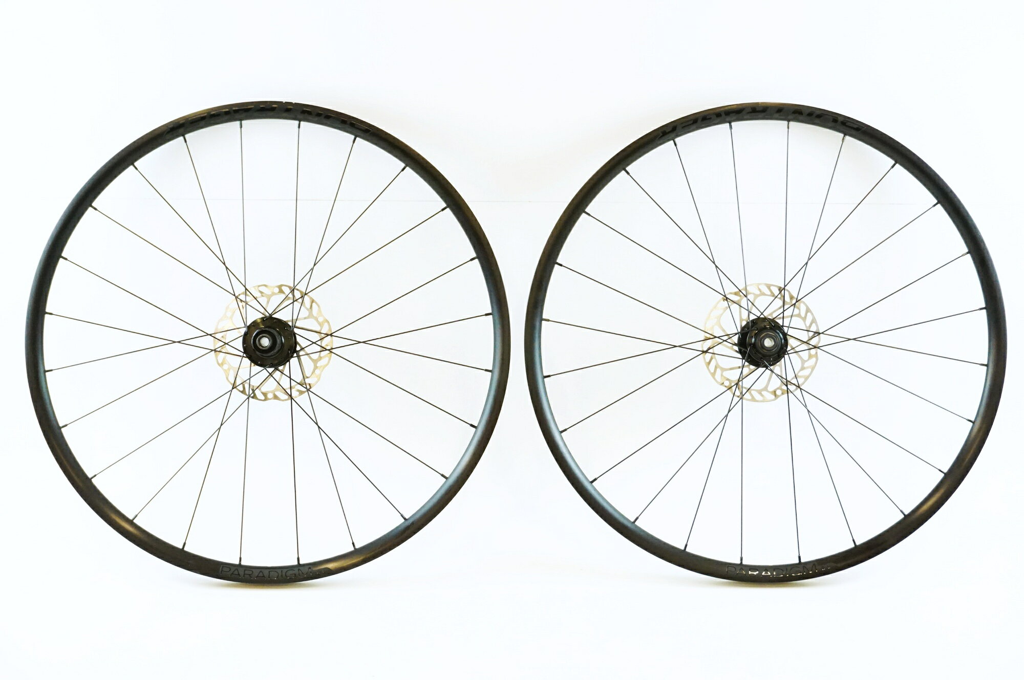 ■商品情報 サイズ：700c 622x21C リムタイプ：クリンチャー フリータイプ：SHIMANO11s 重量 F：約1000g（実測TEKTROローター込） 重量 R：約1200g（実測TEKTROローター込） エンド幅 F：100mm(φ12)スルーアクスル エンド幅 R：142mm(φ12)スルーアクスル ブレーキタイプ：ディスクブレーキ(センターロック) ■状態 ・振れ2mm程度です。 ・掲載画像以外にも細かい傷や多少の汚れがございます。 ■注意事項【在庫について】 在庫管理は細心の注意を払い行なっておりますが、システムの都合により在庫有と表記の商品につきましても、実在庫の反映との時間差により在庫が無い場合がございます。弊社はそれに伴う全てにおいて一切の責任は負いかねます事、何卒ご了承くださいませ。ご注文頂きました商品のご用意が出来かねました場合は、お電話とメールにてキャンセルご承諾お願いのご連絡をさせて頂きます。【掲載画像について】撮影方法やお客様の閲覧環境により、実際の商品とは違った色の見え方となる場合がございます。上記理由による返品、変更、キャンセルは一切お受け致しかねますまたシステム等の不備により、商品ページに別商品が含まれている、別カラー・仕様が掲載されている、商品情報に誤表記がある場合がございますご不明点がございましたら必ずご注文前にお問い合わせくださいませ。