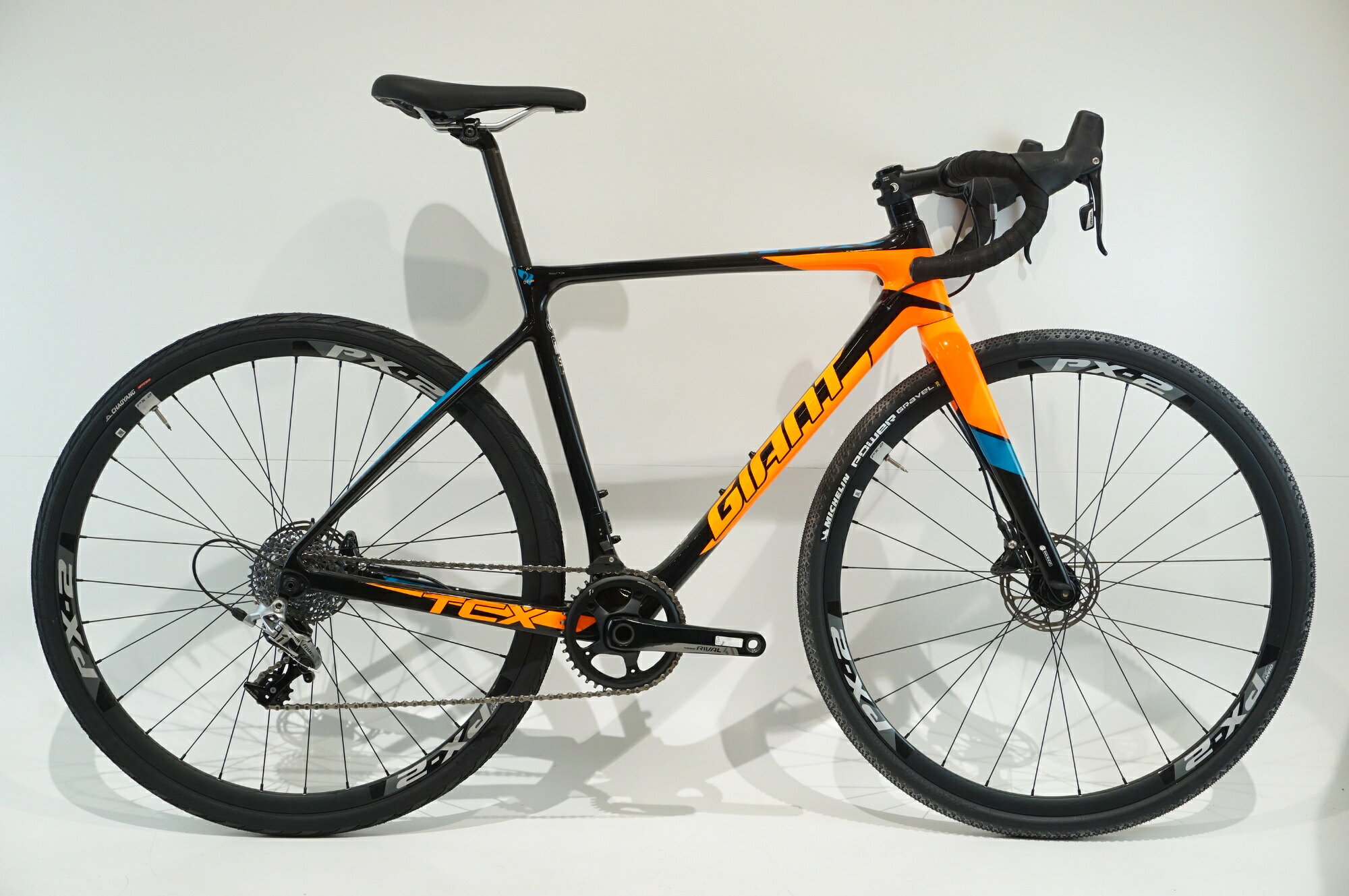 ■商品情報 メーカーサイズ:S シートチューブ(C-T): 500mm トップチューブ(C-C):520mm(ホリゾンタル換算) 適応身長:165-175cm(目安) 重量:約9.3kg フレーム材質:カーボン フロントフォーク:カーボン レバー:SRAM RIVAL リアディレイラー:SRAM RIVAL ブレーキ:SRAM RIVAL 油圧DISC クランク:SRAM RIVAL 40T 170mm スプロケット:SRAM 11-32T ハンドル:400mm ステム:80mm サドル:NOGUCHI ホイール:GIANT PX-2 タイヤ::700cフロント35Cリア32C クリンチャー 変速段数:1x11 付属品:なし(ペダル付属なし) ■状態 使用に伴うキズやヨゴレがございますが、全体的に使用感は少なく状態良好です。 バーテープ、サドル、チェーン、リアタイヤを新品に交換しています。 写真はなるべく実際の色に近づけておりますが、閲覧する環境によって色が異なる場合がございます。 ■注意事項【在庫について】 在庫管理は細心の注意を払い行なっておりますが、システムの都合により在庫有と表記の商品につきましても、実在庫の反映との時間差により在庫が無い場合がございます。弊社はそれに伴う全てにおいて一切の責任は負いかねます事、何卒ご了承くださいませ。ご注文頂きました商品のご用意が出来かねました場合は、お電話とメールにてキャンセルご承諾お願いのご連絡をさせて頂きます。【掲載画像について】撮影方法やお客様の閲覧環境により、実際の商品とは違った色の見え方となる場合がございます。上記理由による返品、変更、キャンセルは一切お受け致しかねますまたシステム等の不備により、商品ページに別商品が含まれている、別カラー・仕様が掲載されている、商品情報に誤表記がある場合がございますご不明点がございましたら必ずご注文前にお問い合わせくださいませ。