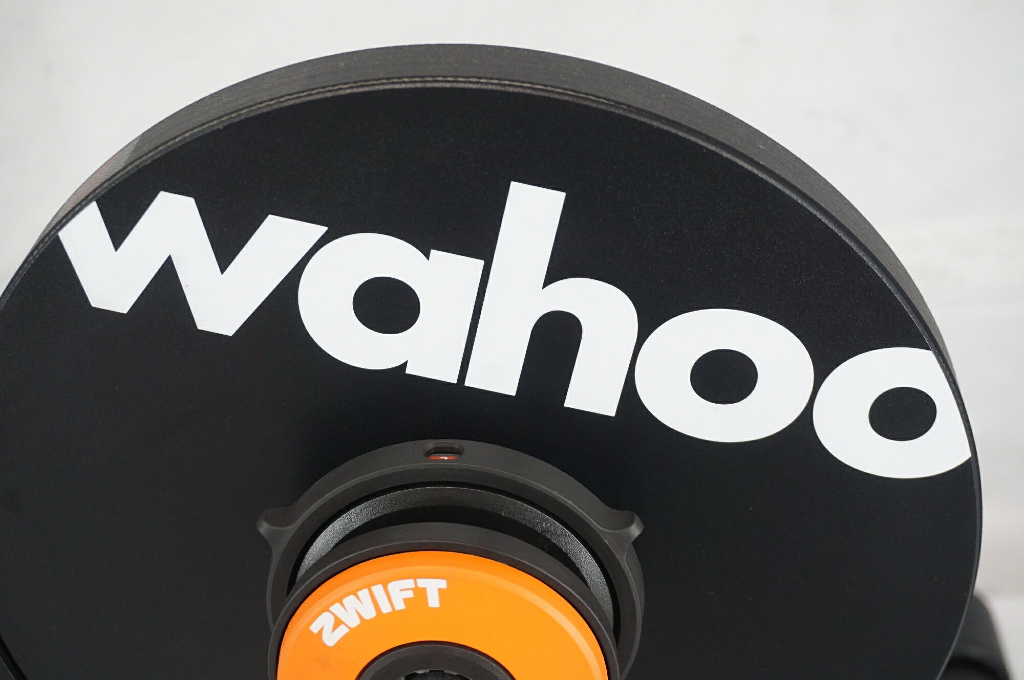 buychariの【中古】 WAHOO 「ワフー」 KICKR CORE ZWIFT ONE スマートトレーナー / バイチャリ阪急塚口店｜アングル3