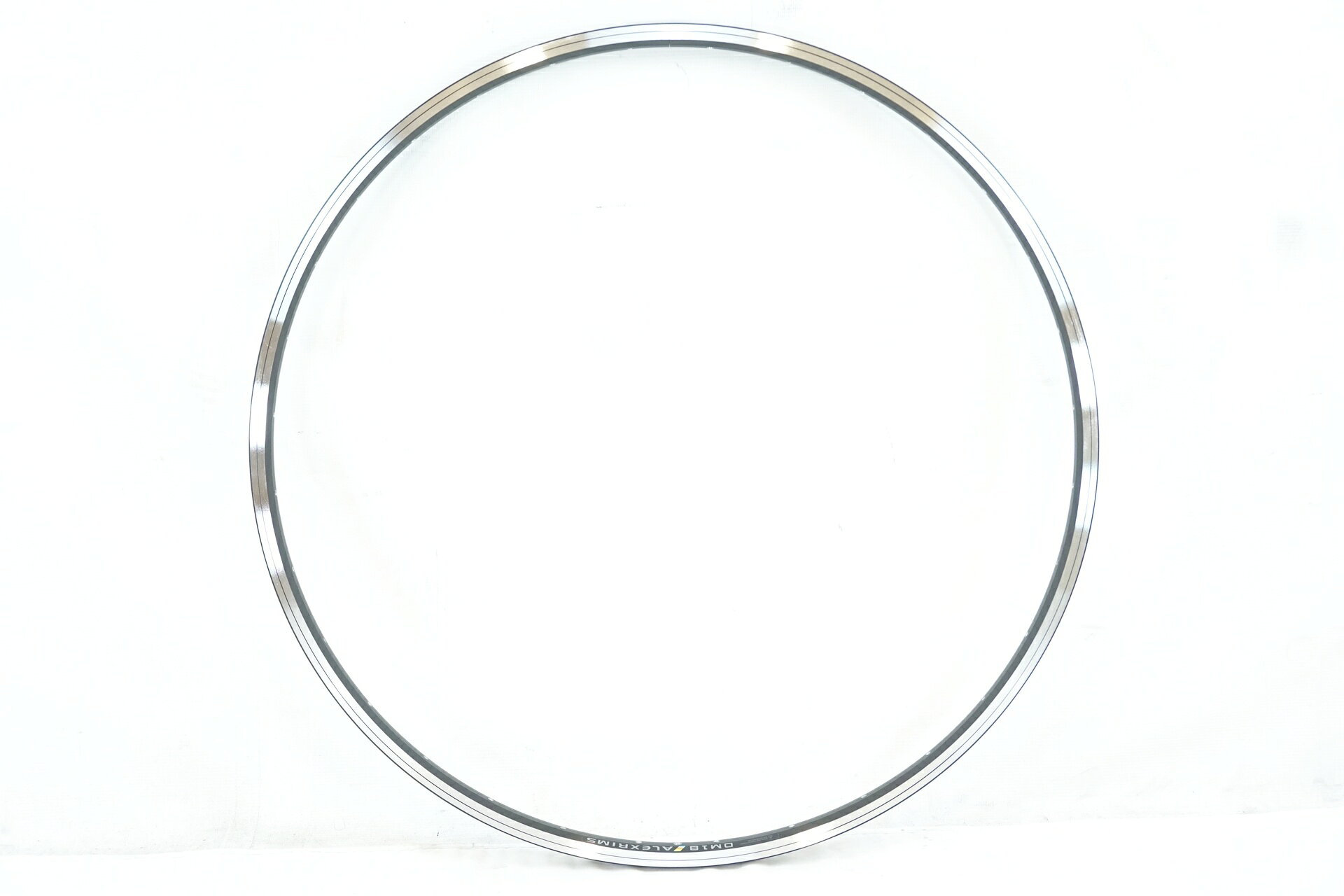 ■商品情報 ・ALEXRIMS DM18 リム ・サイズ：700c ・タイヤ：クリンチャー ・リム幅：C18 ・重量 ：約610g ・ブレーキタイプ：リムブレーキ ・ホール数：32H ■状態 ・使用感なく中古品としては良好な状態です。 ・ニップル取付痕がございます。 ■付属品 ・なし ※画像に掲載している物で全てでございます。 ※掲載画像以外にもキズや汚れはございますが、写真の掲載可能枚数の都合上、目立つ箇所を優先的に抜粋しております。 ■注意事項【在庫について】 在庫管理は細心の注意を払い行なっておりますが、システムの都合により在庫有と表記の商品につきましても、実在庫の反映との時間差により在庫が無い場合がございます。弊社はそれに伴う全てにおいて一切の責任は負いかねます事、何卒ご了承くださいませ。ご注文頂きました商品のご用意が出来かねました場合は、お電話とメールにてキャンセルご承諾お願いのご連絡をさせて頂きます。【掲載画像について】撮影方法やお客様の閲覧環境により、実際の商品とは違った色の見え方となる場合がございます。上記理由による返品、変更、キャンセルは一切お受け致しかねますまたシステム等の不備により、商品ページに別商品が含まれている、別カラー・仕様が掲載されている、商品情報に誤表記がある場合がございますご不明点がございましたら必ずご注文前にお問い合わせくださいませ。